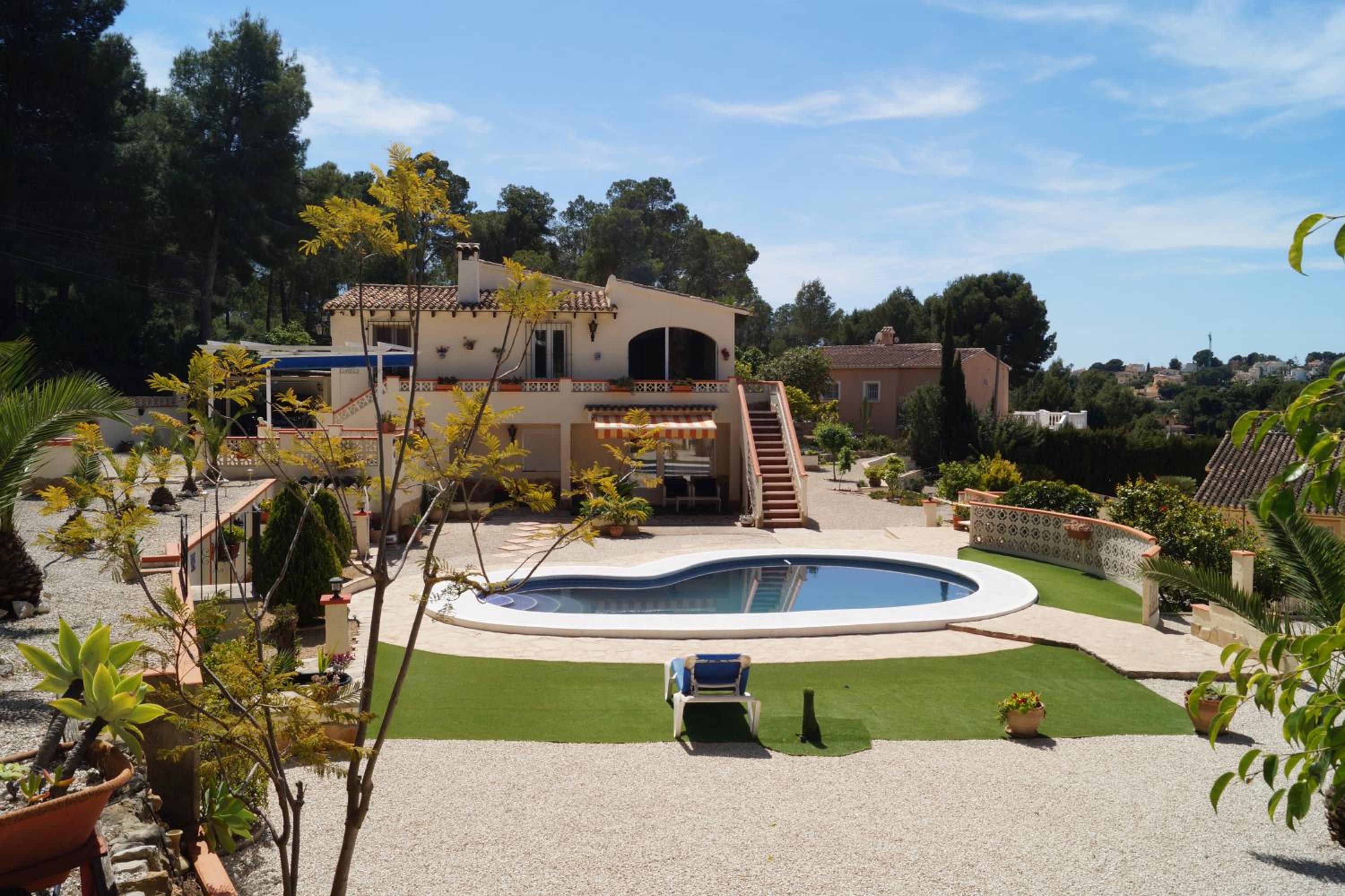 Private/separate floor apartment in a villa near beach