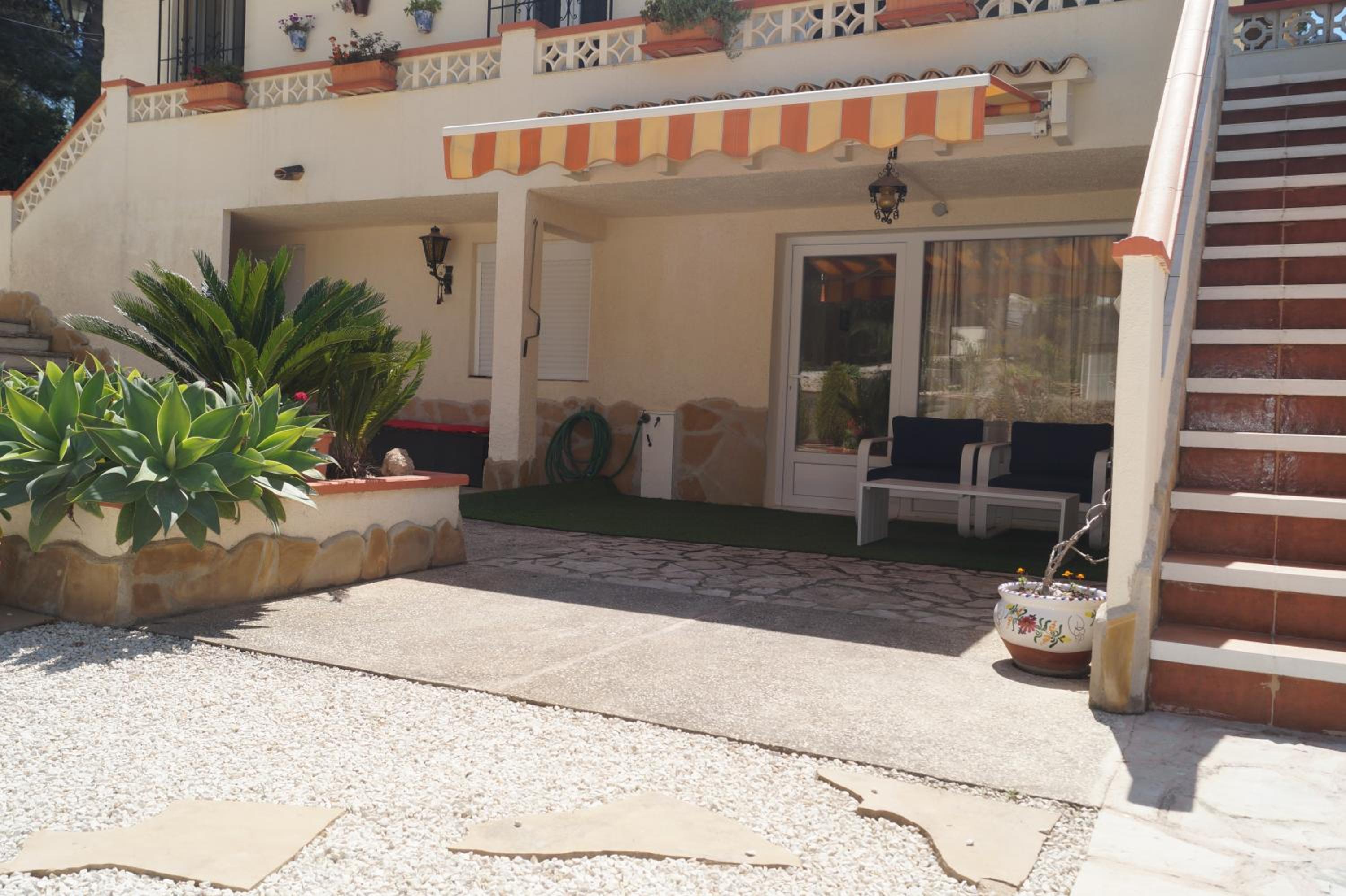 Private/separate floor apartment in a villa near beach