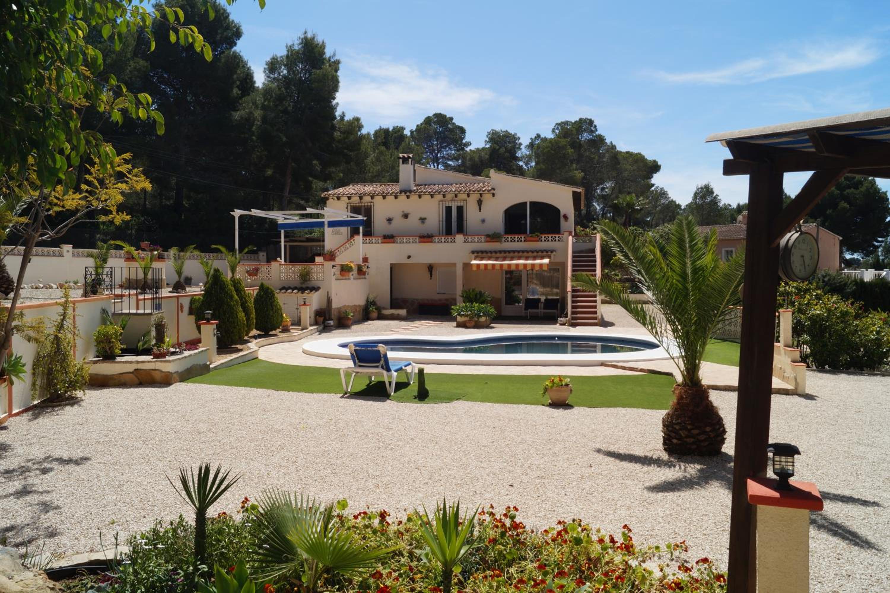 Private/separate floor apartment in a villa near beach