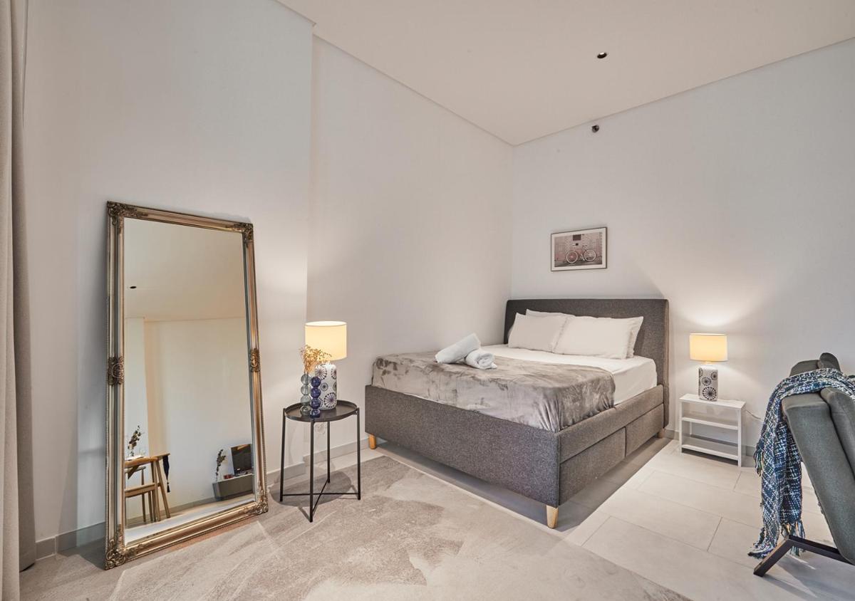 Luxury Studios with Burj Khalifa & Canal View in Downtown - Marquise Square Tower