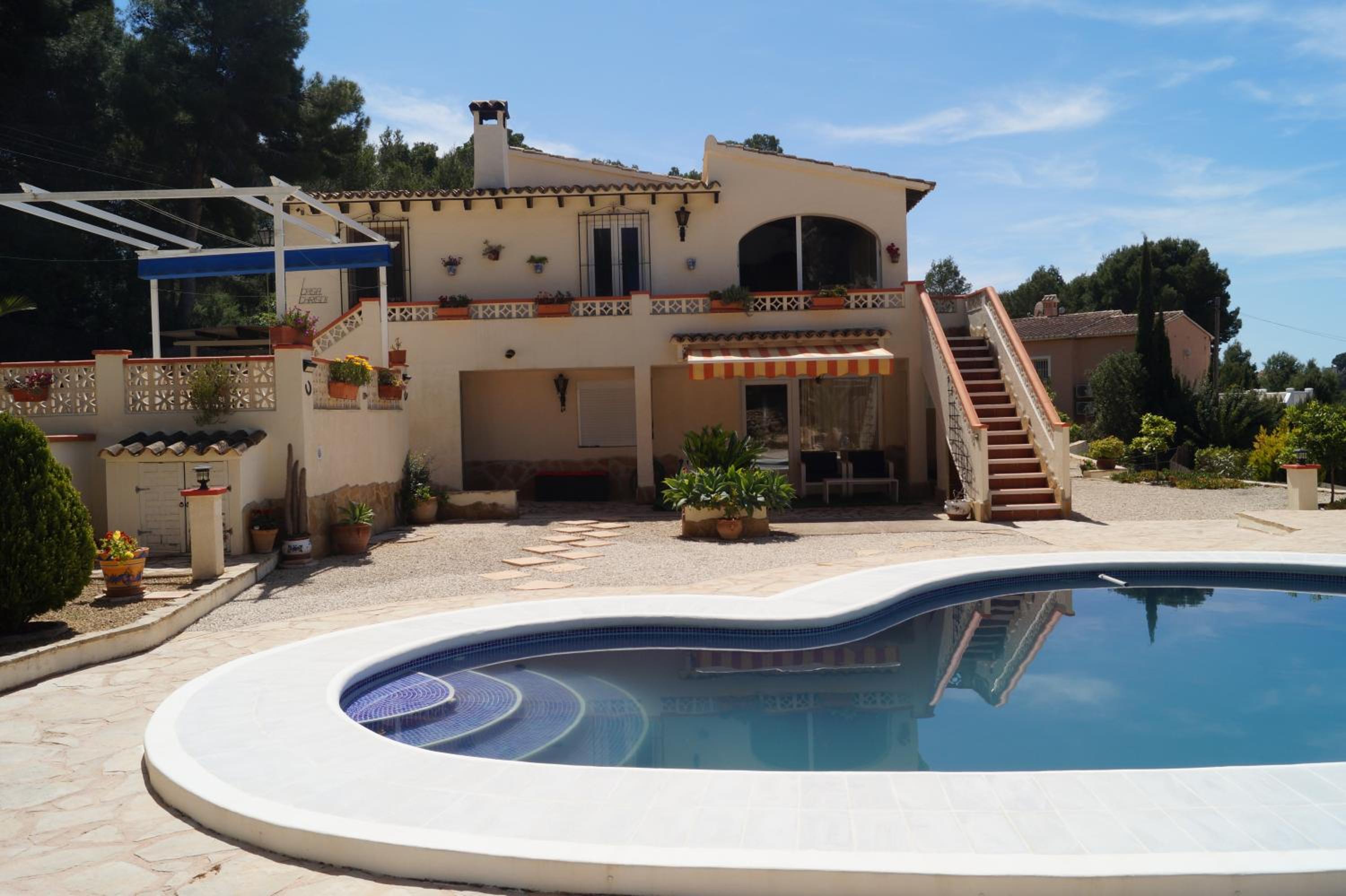 Private/separate floor apartment in a villa near beach