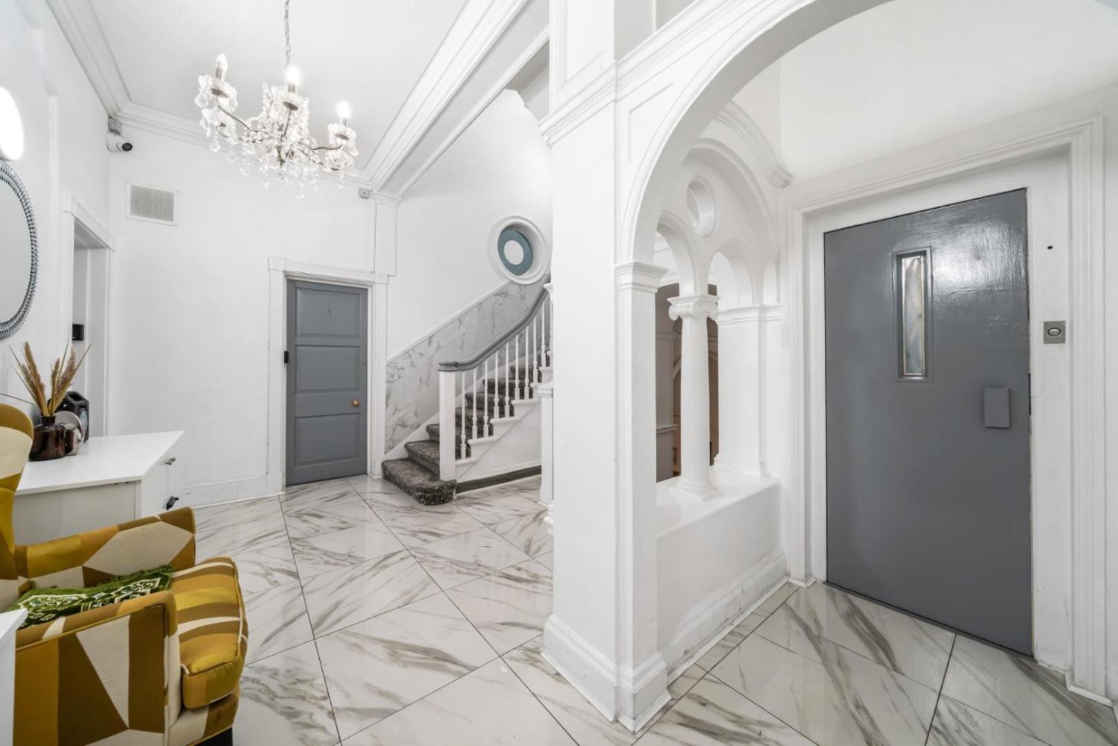 Central 3 bedroom apartment on Oxford Street GC4