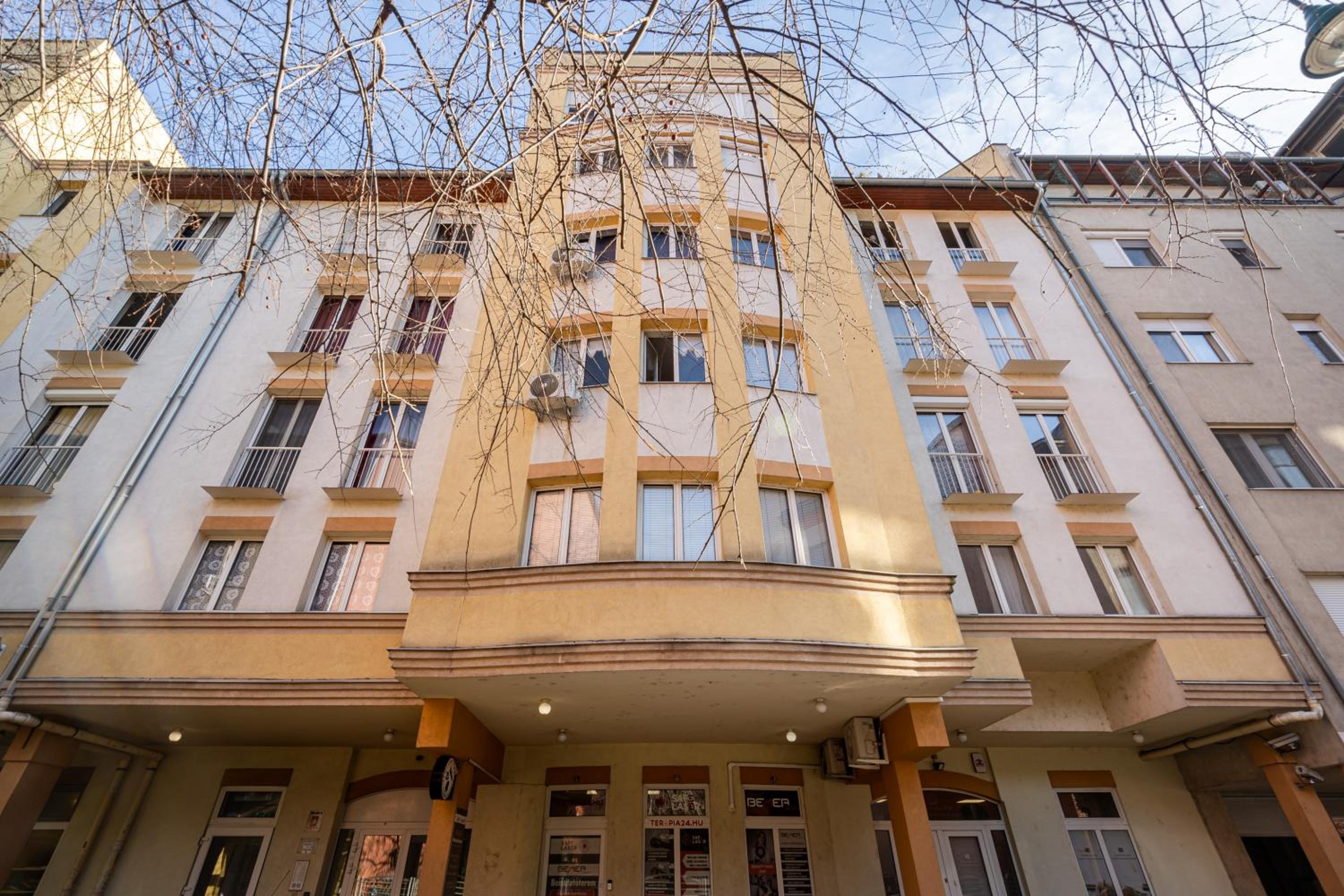 Eclipse Elegance Apartment