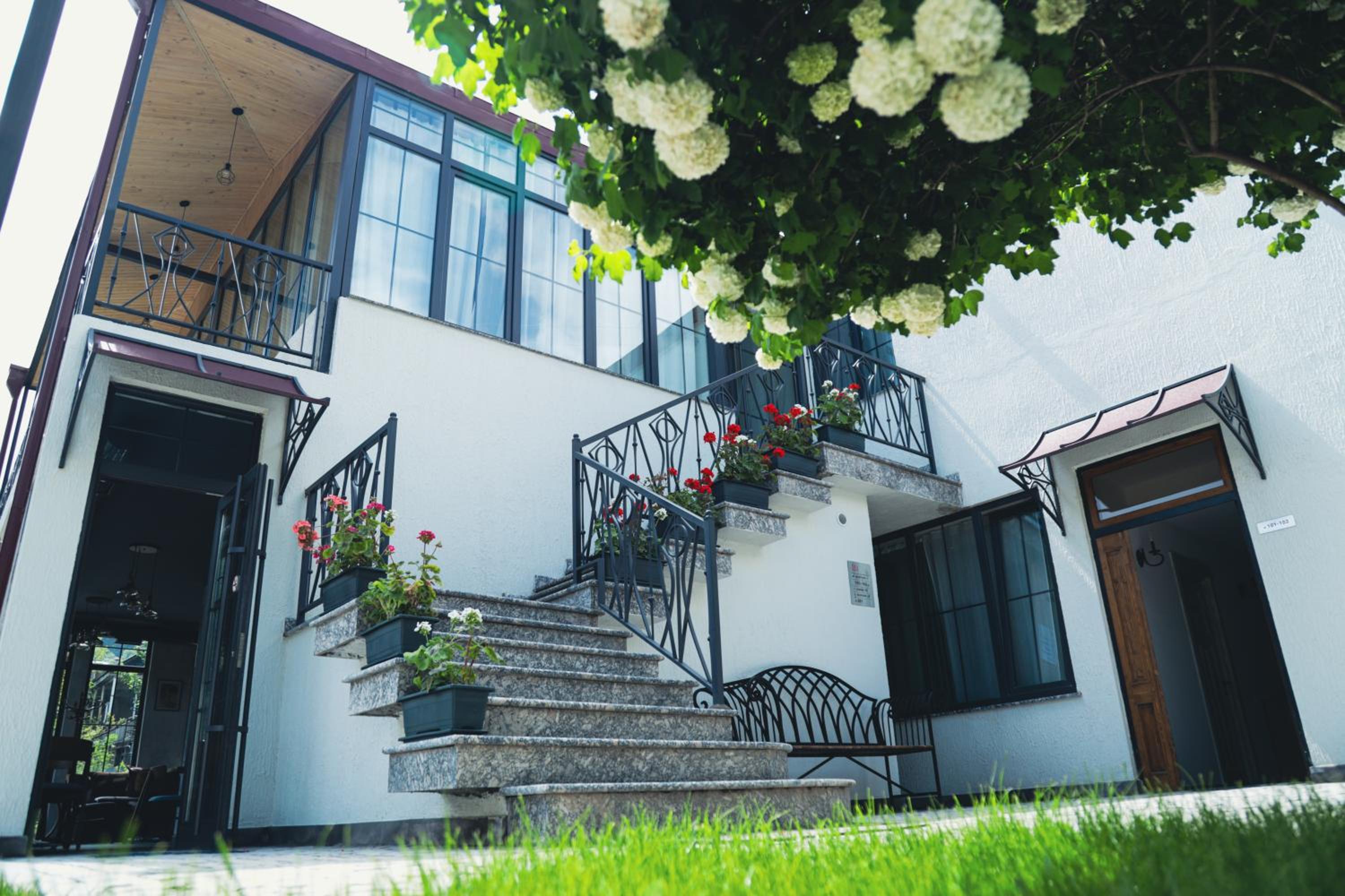 REDROOF Goris Boutique Hotel
