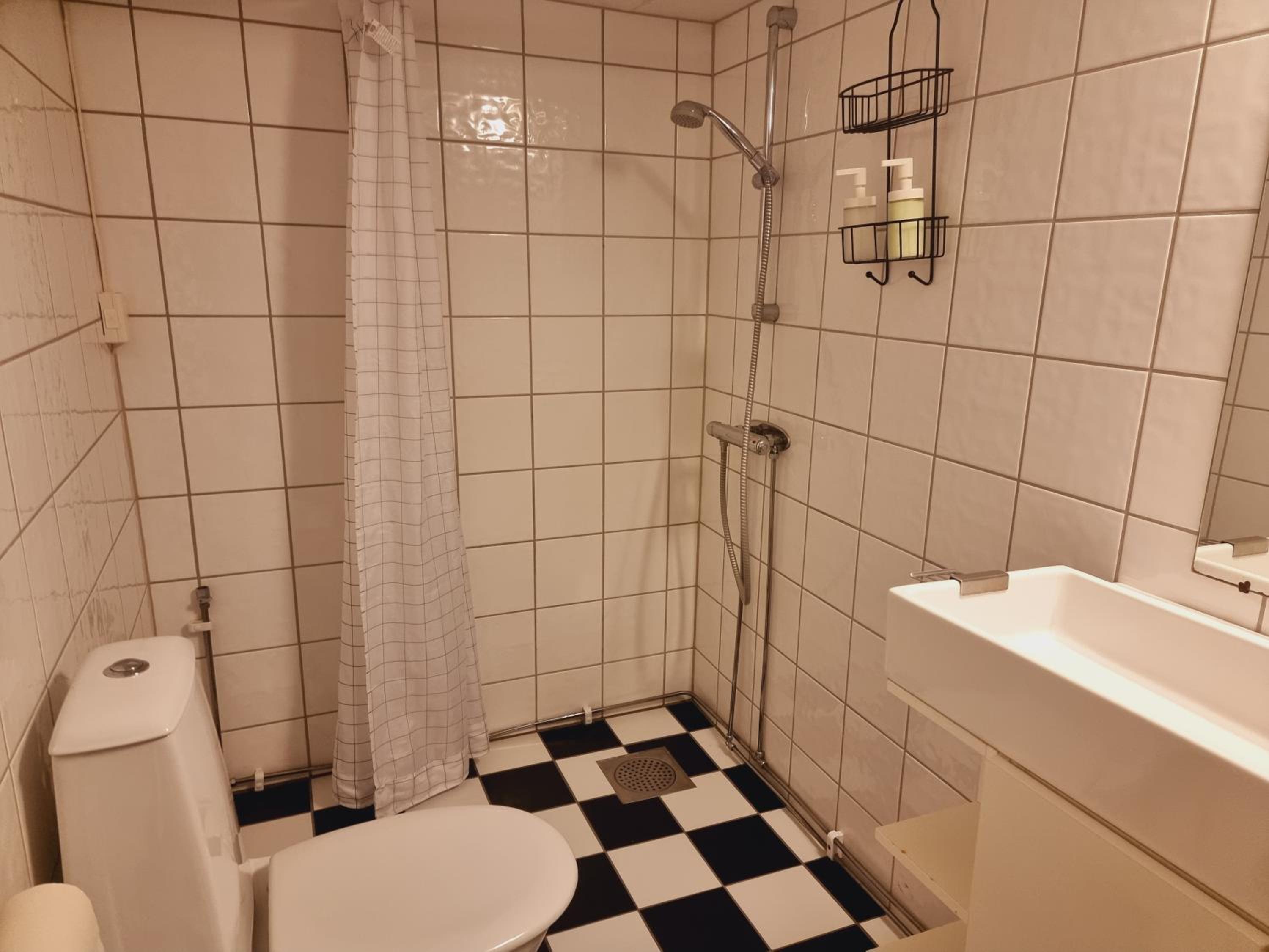 Kjellerleilighet egen inngang.
