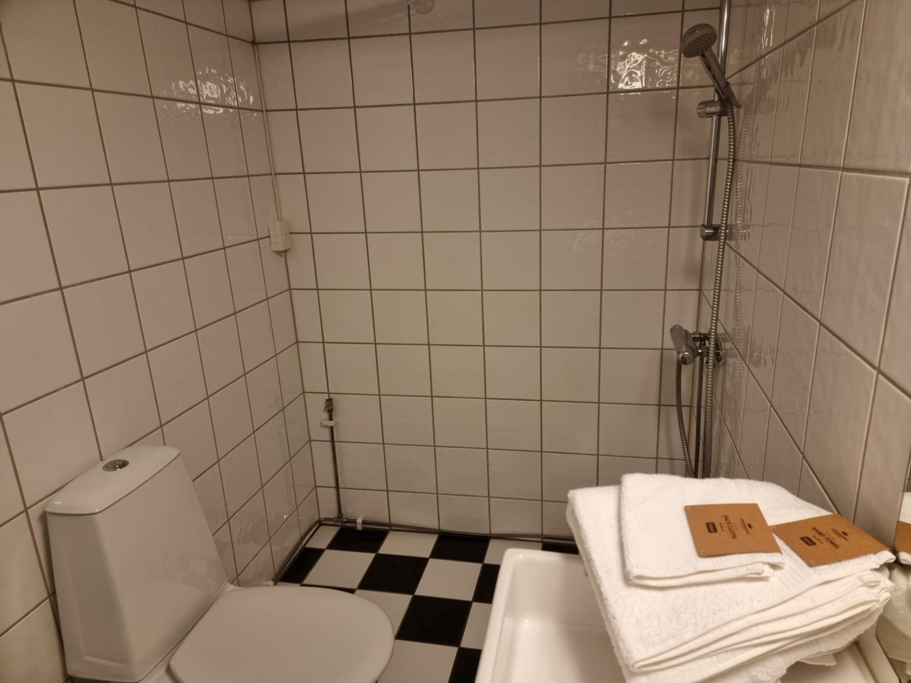 Kjellerleilighet egen inngang.