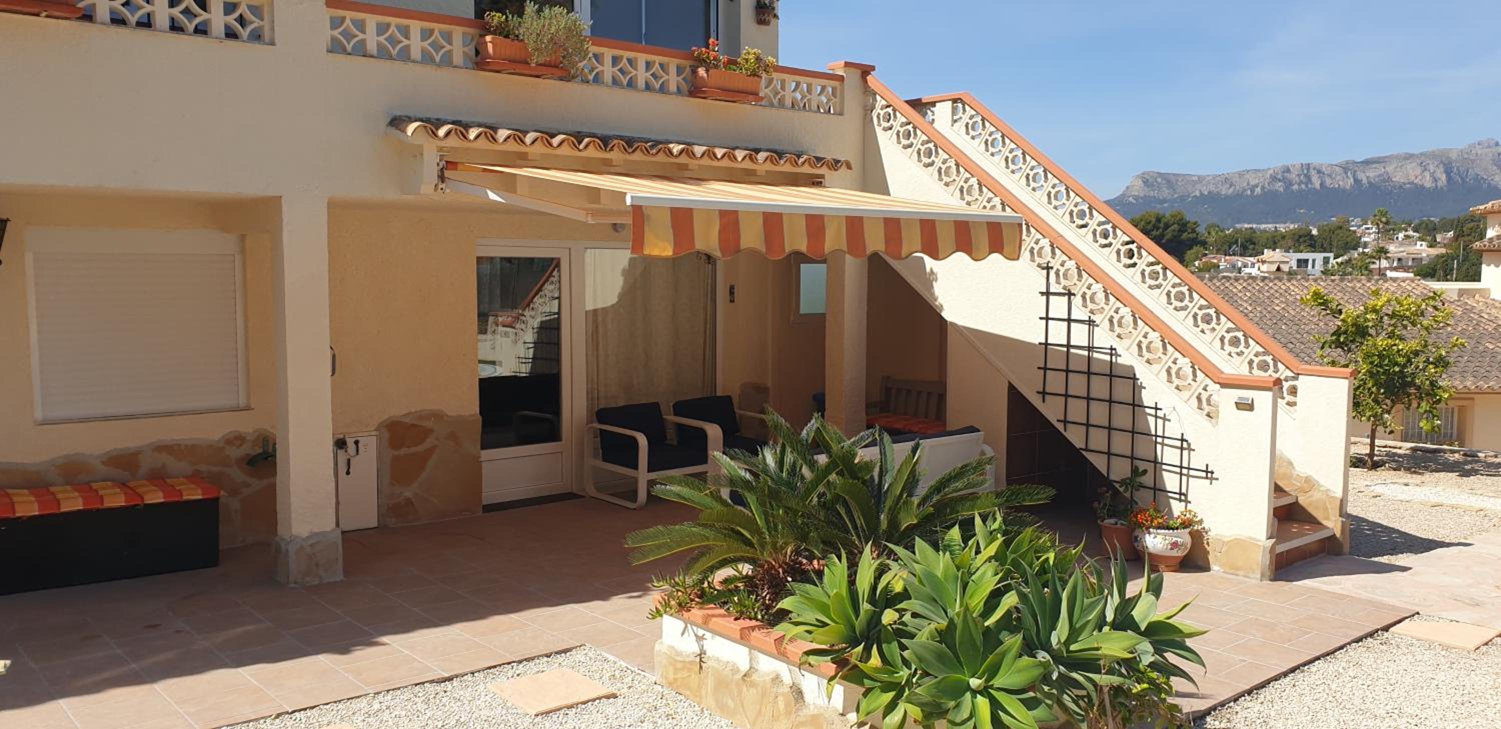 Private/separate floor apartment in a villa near beach
