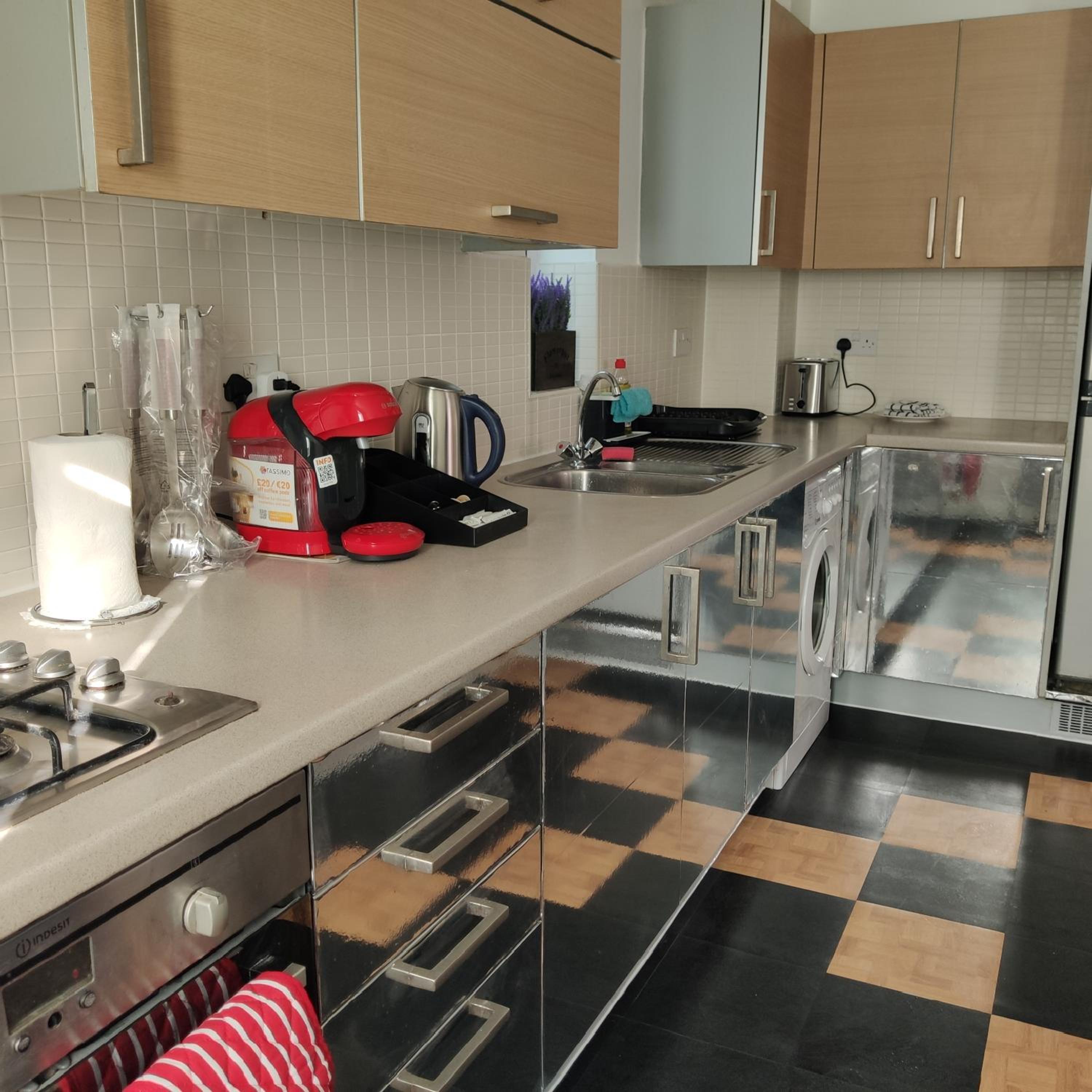 Apartment - Sleeps 4 - Parking - Station Close view 5
