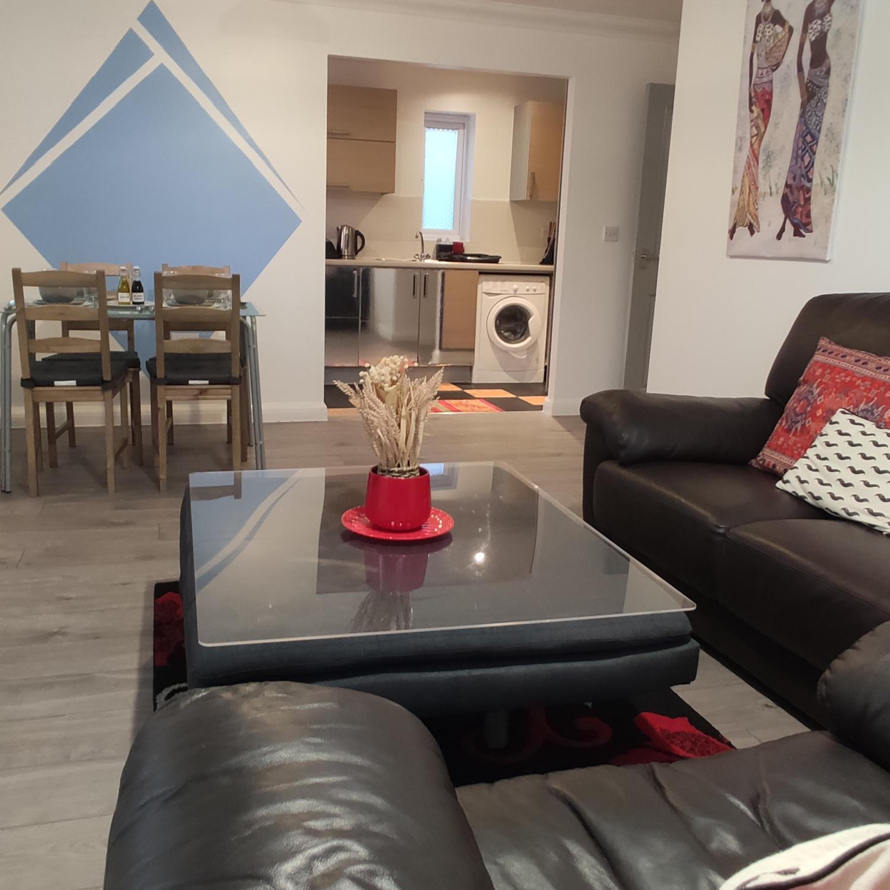 Apartment - Sleeps 4 - Parking - Station Close view 2