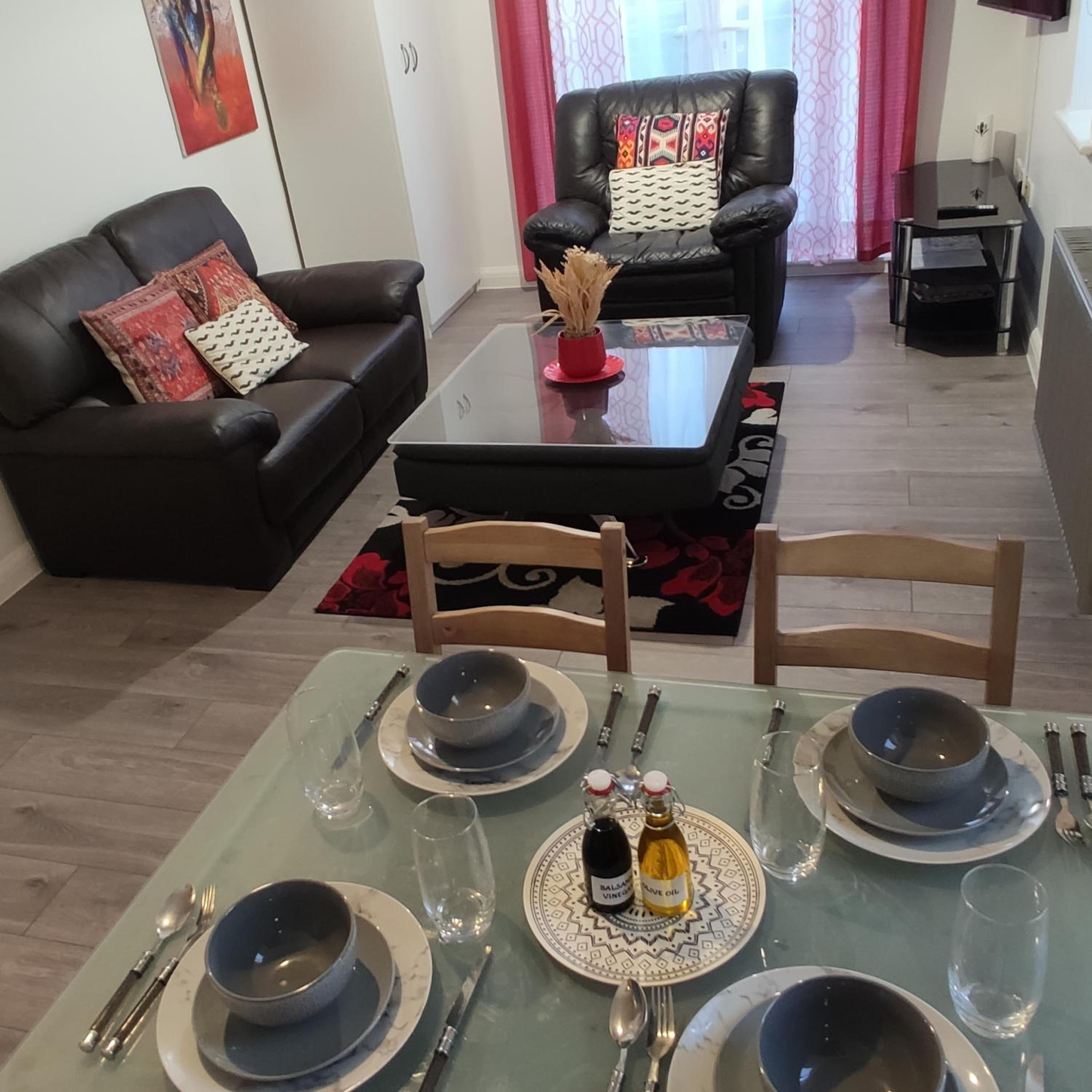 Apartment - Sleeps 4 - Parking - Station Close view 3