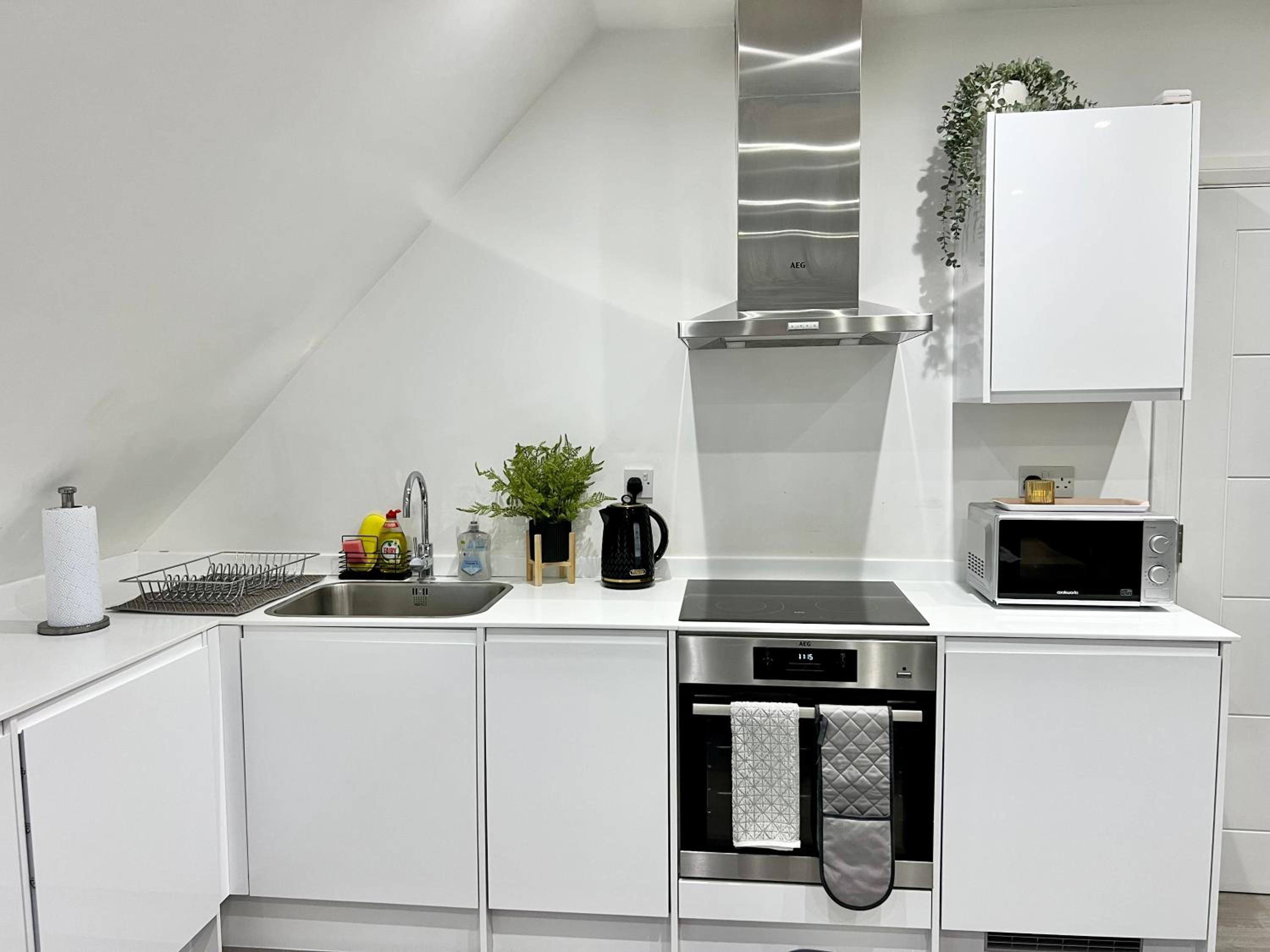 Work stays - FREE Parking - 2-mins to station view 4
