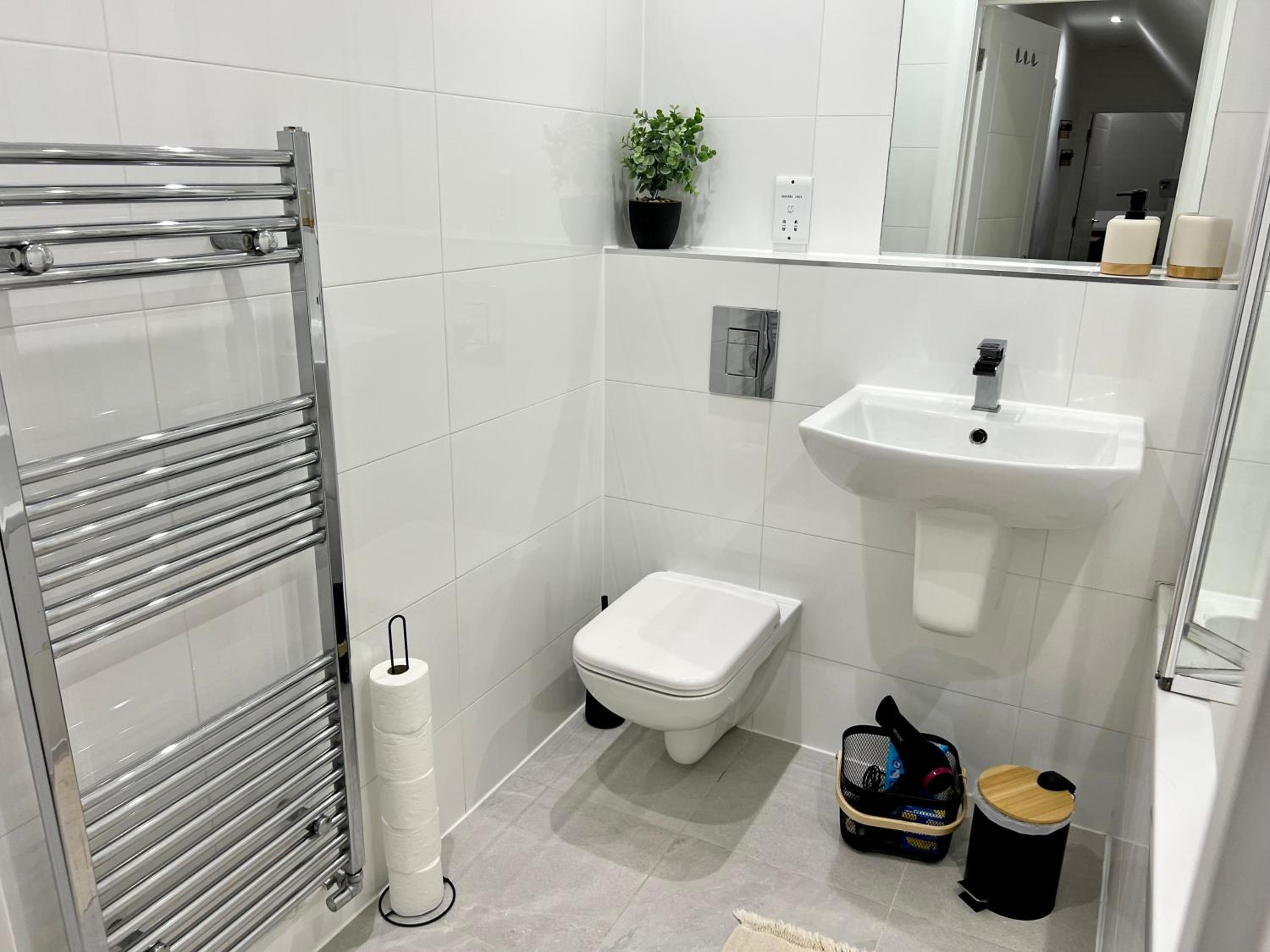 Work stays - FREE Parking - 2-mins to station view 5