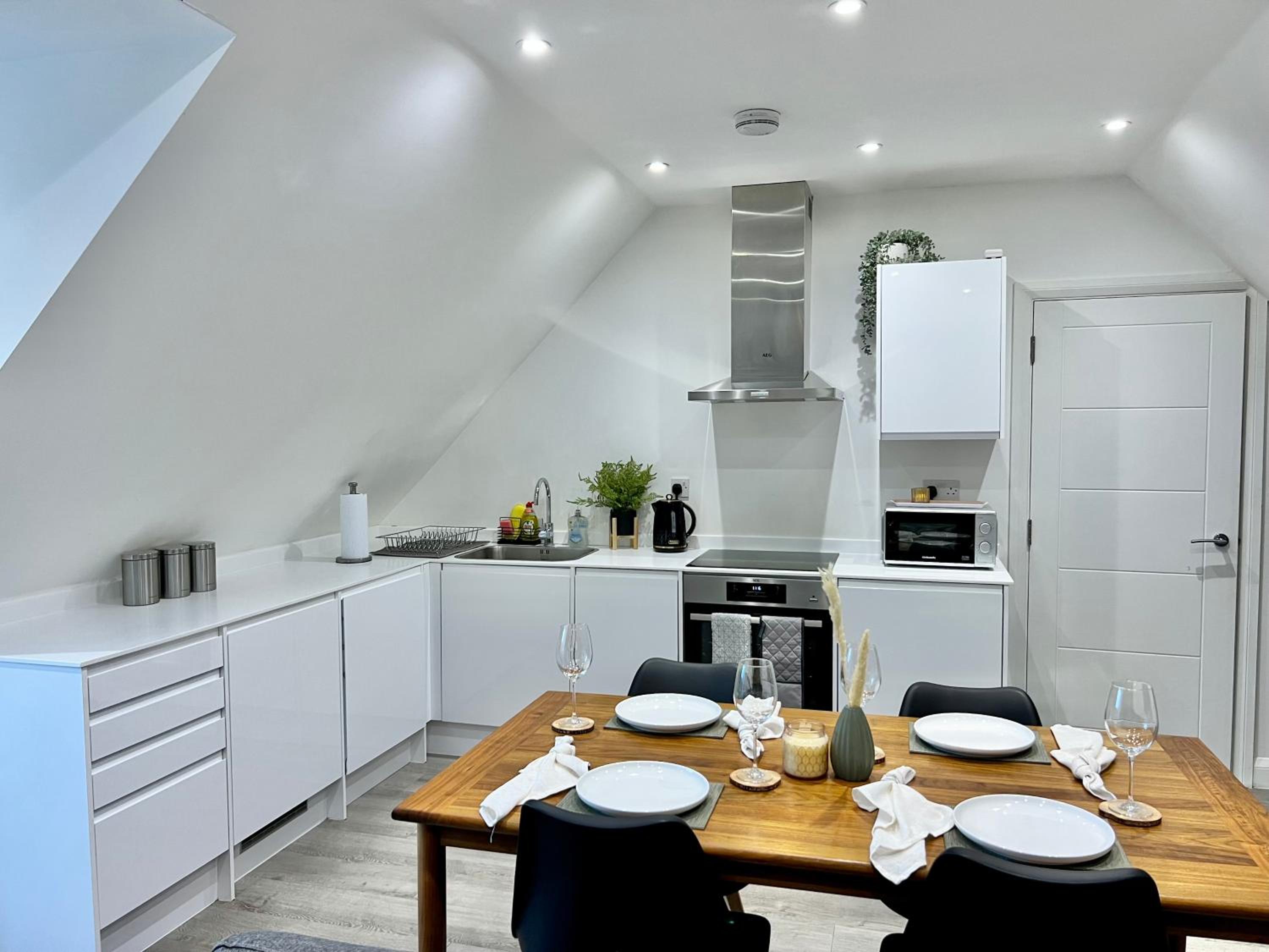 Work stays - FREE Parking - 2-mins to station view 3