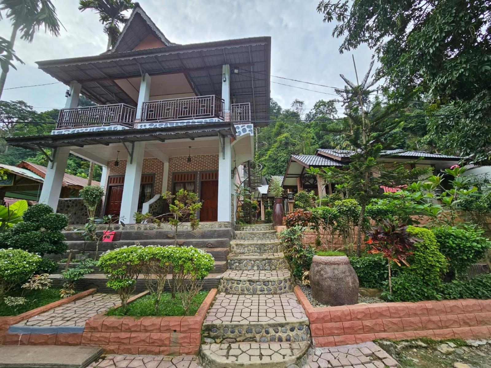 Hotel Thomas' Retreat Bukit Lawang - Image 1