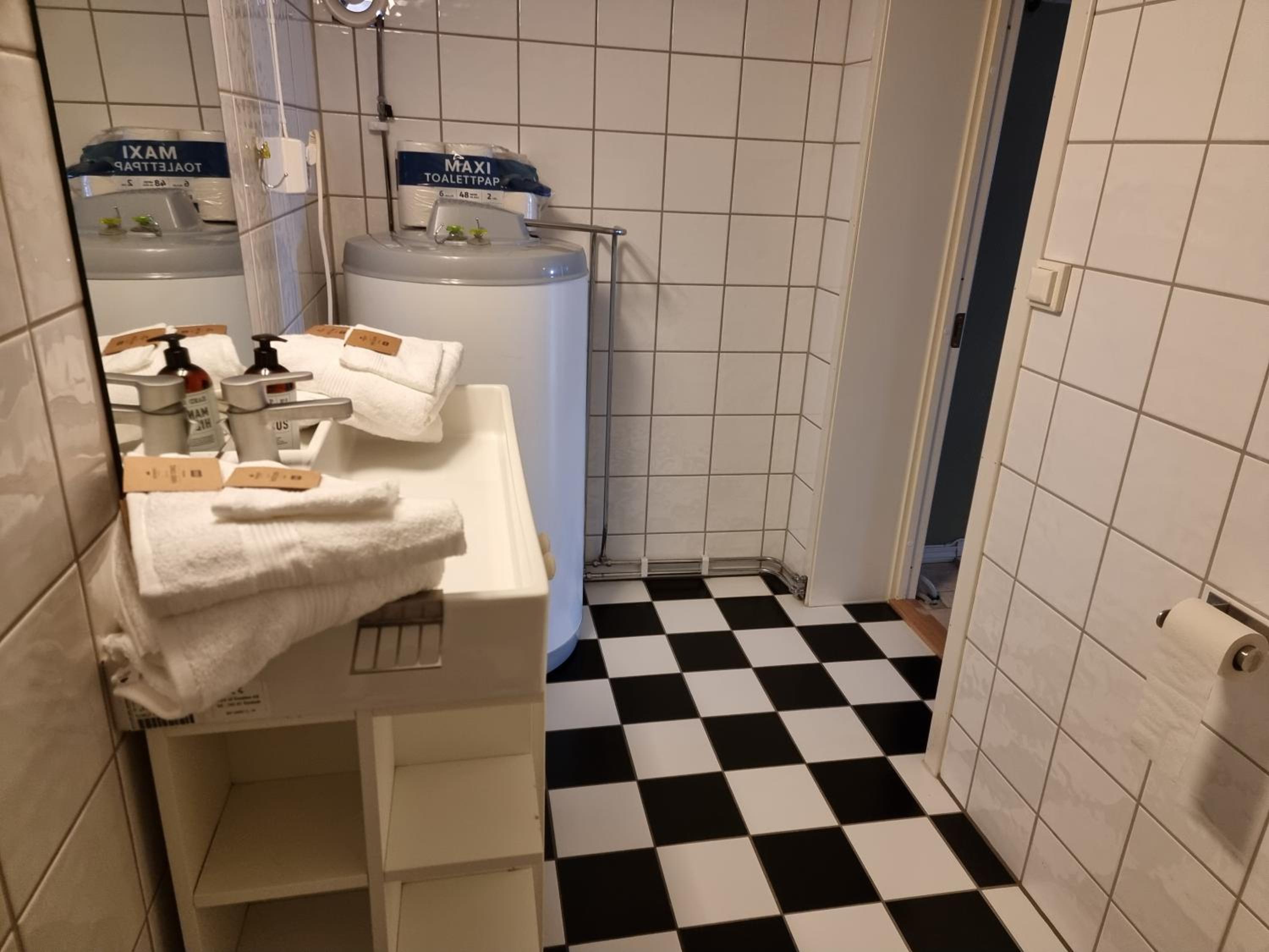 Kjellerleilighet egen inngang.