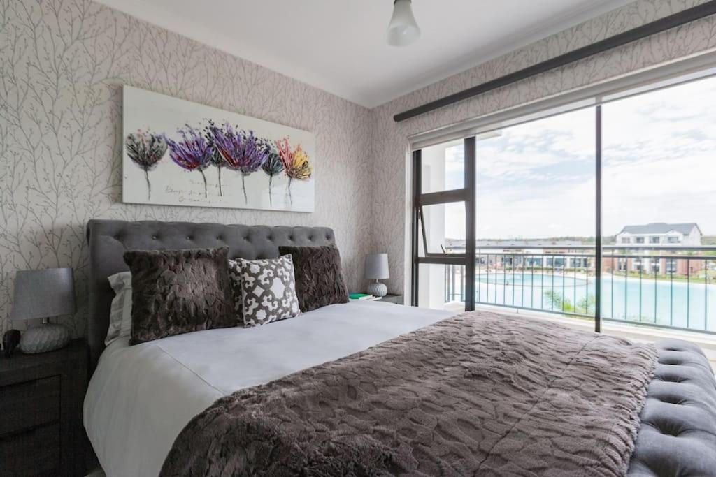 Pax's Luxury Romantic Penthouse on the Lagoon