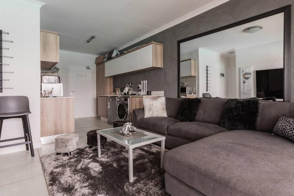 Pax's Luxury Romantic Penthouse on the Lagoon