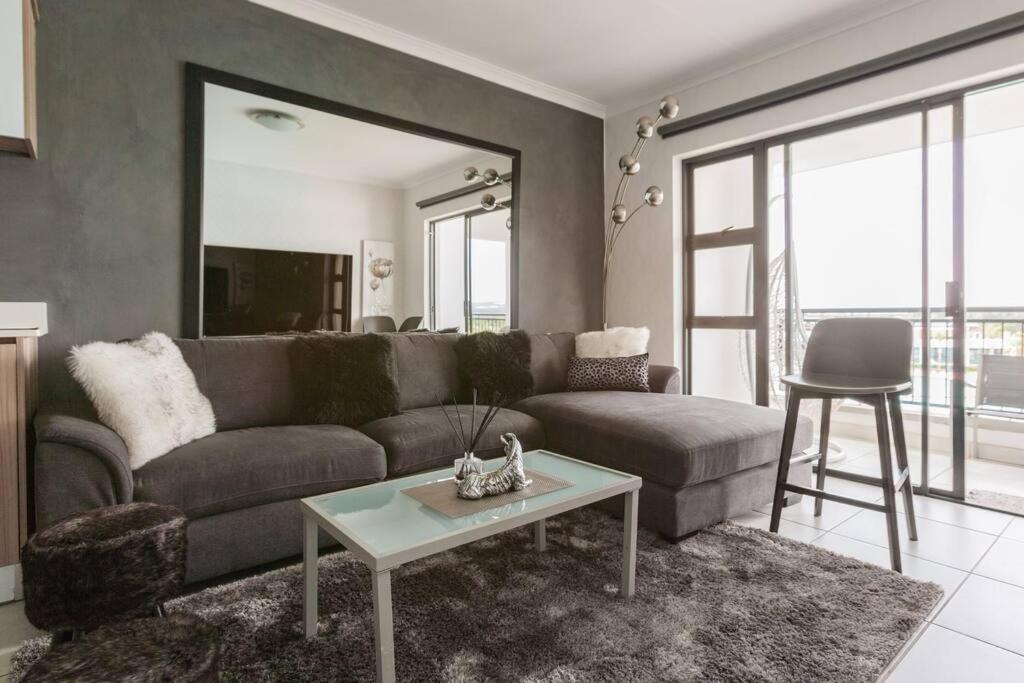 Pax's Luxury Romantic Penthouse on the Lagoon
