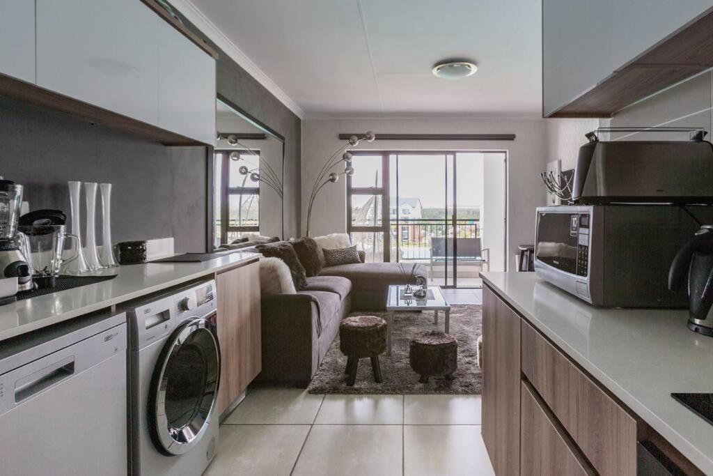 Pax's Luxury Romantic Penthouse on the Lagoon