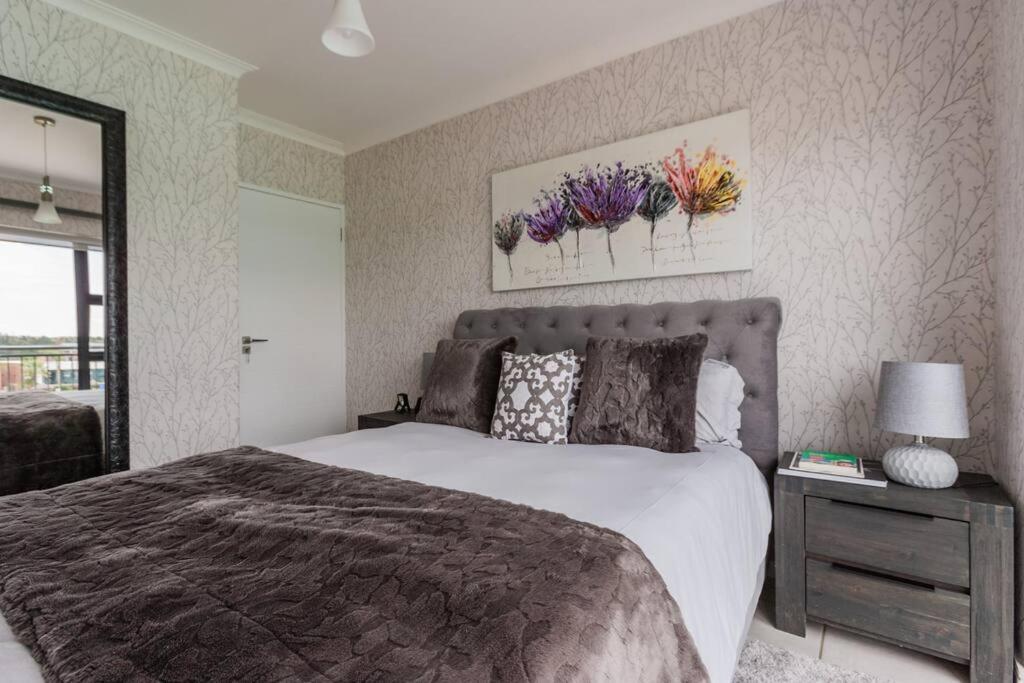 Pax's Luxury Romantic Penthouse on the Lagoon