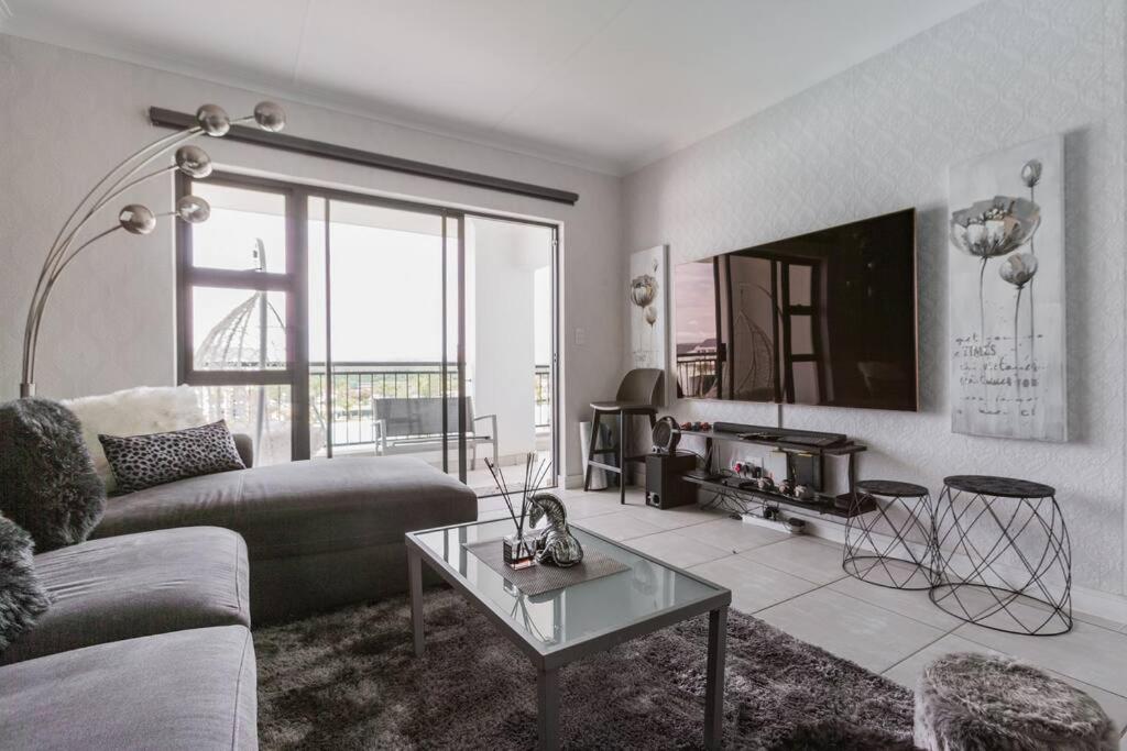 Pax's Luxury Romantic Penthouse on the Lagoon