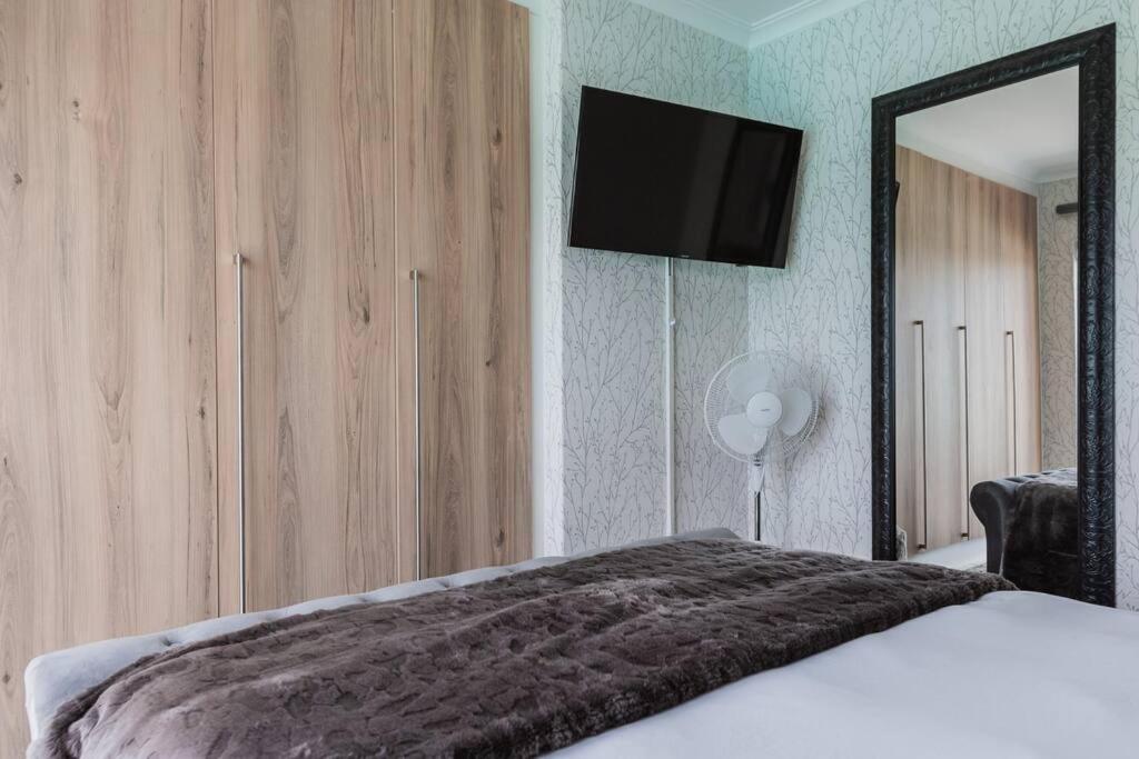 Pax's Luxury Romantic Penthouse on the Lagoon