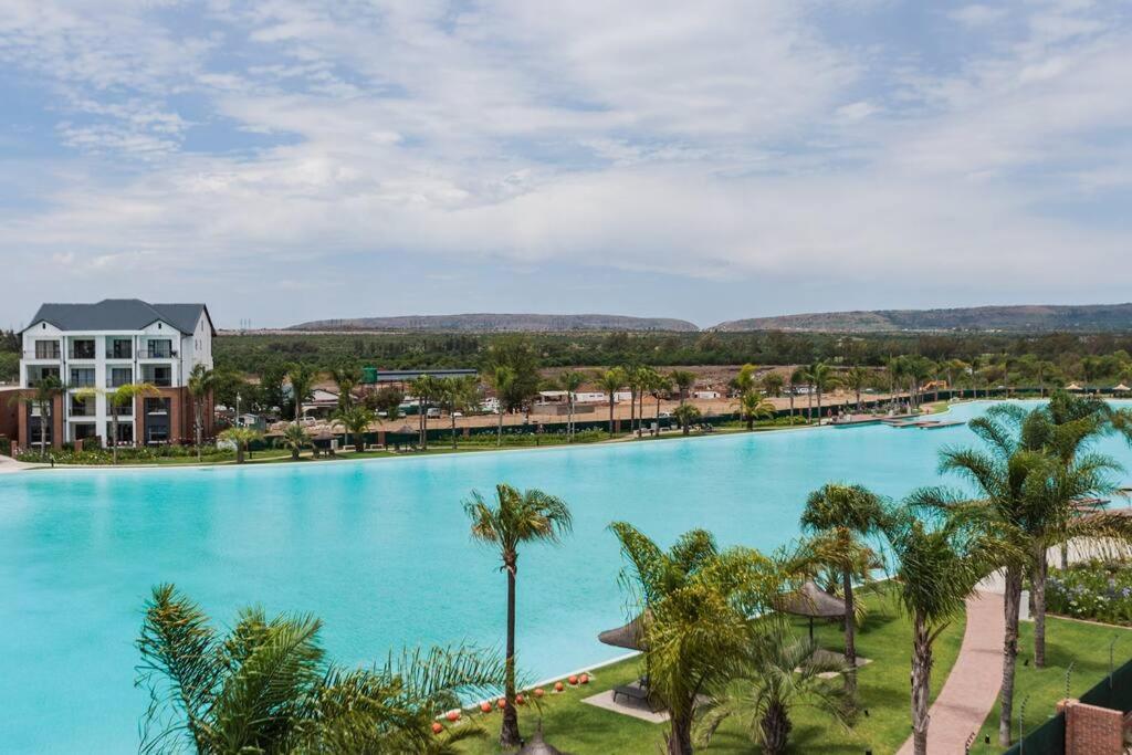 Pax's Luxury Romantic Penthouse on the Lagoon