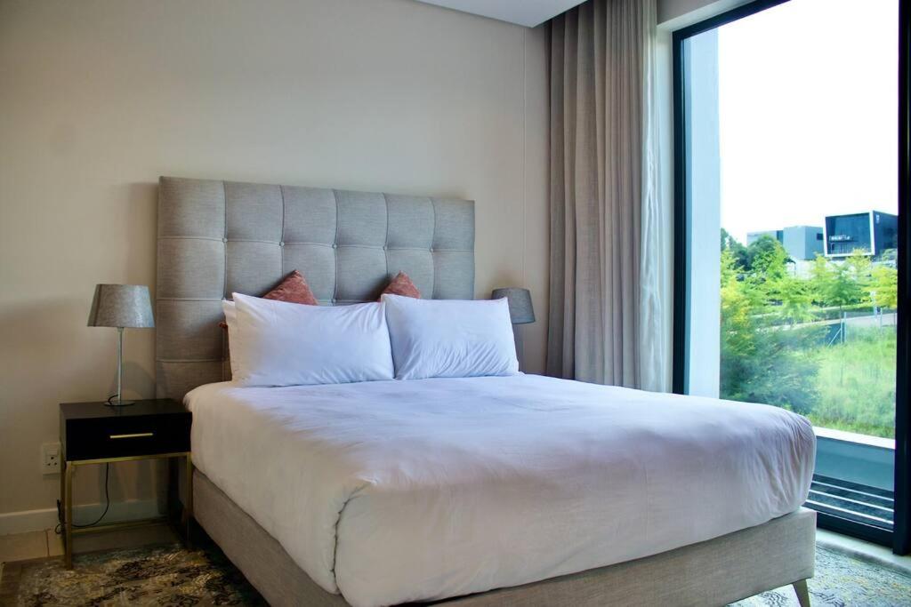 Outstanding 2BR Sandton with a View