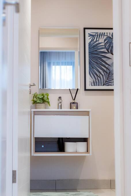 Outstanding 2BR Sandton with a View