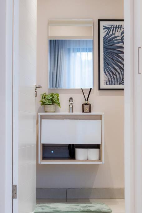 Outstanding 2BR Sandton with a View