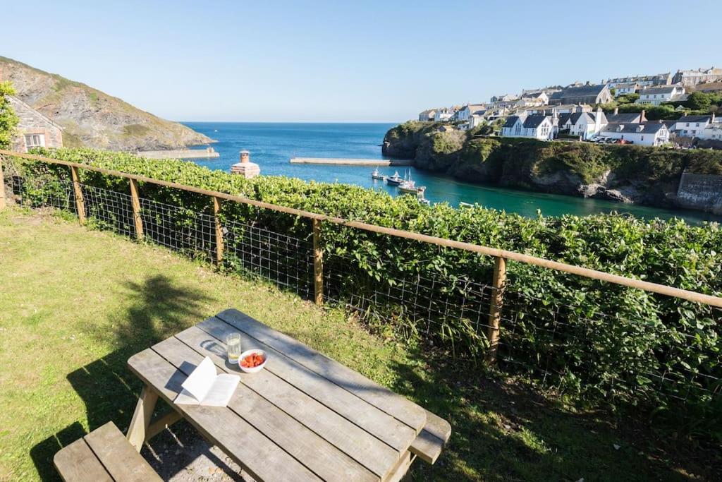 White House, Port Isaac Bay Holidays view 3