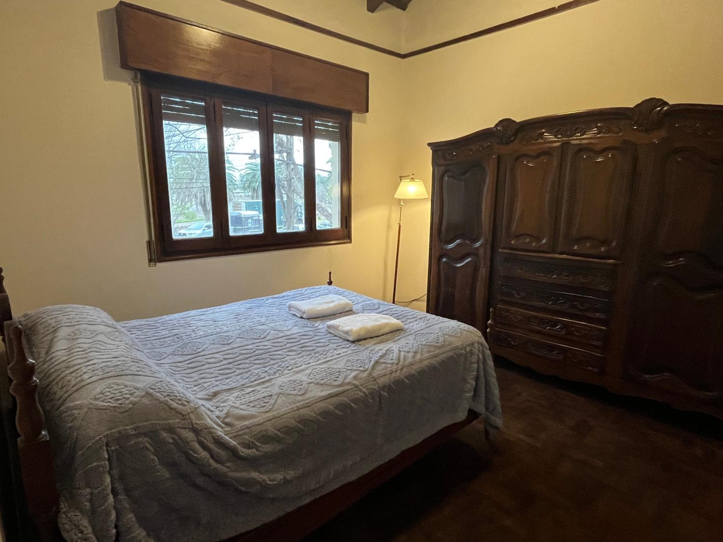 2 dormitorios- Casa en planta alta frente al Parque