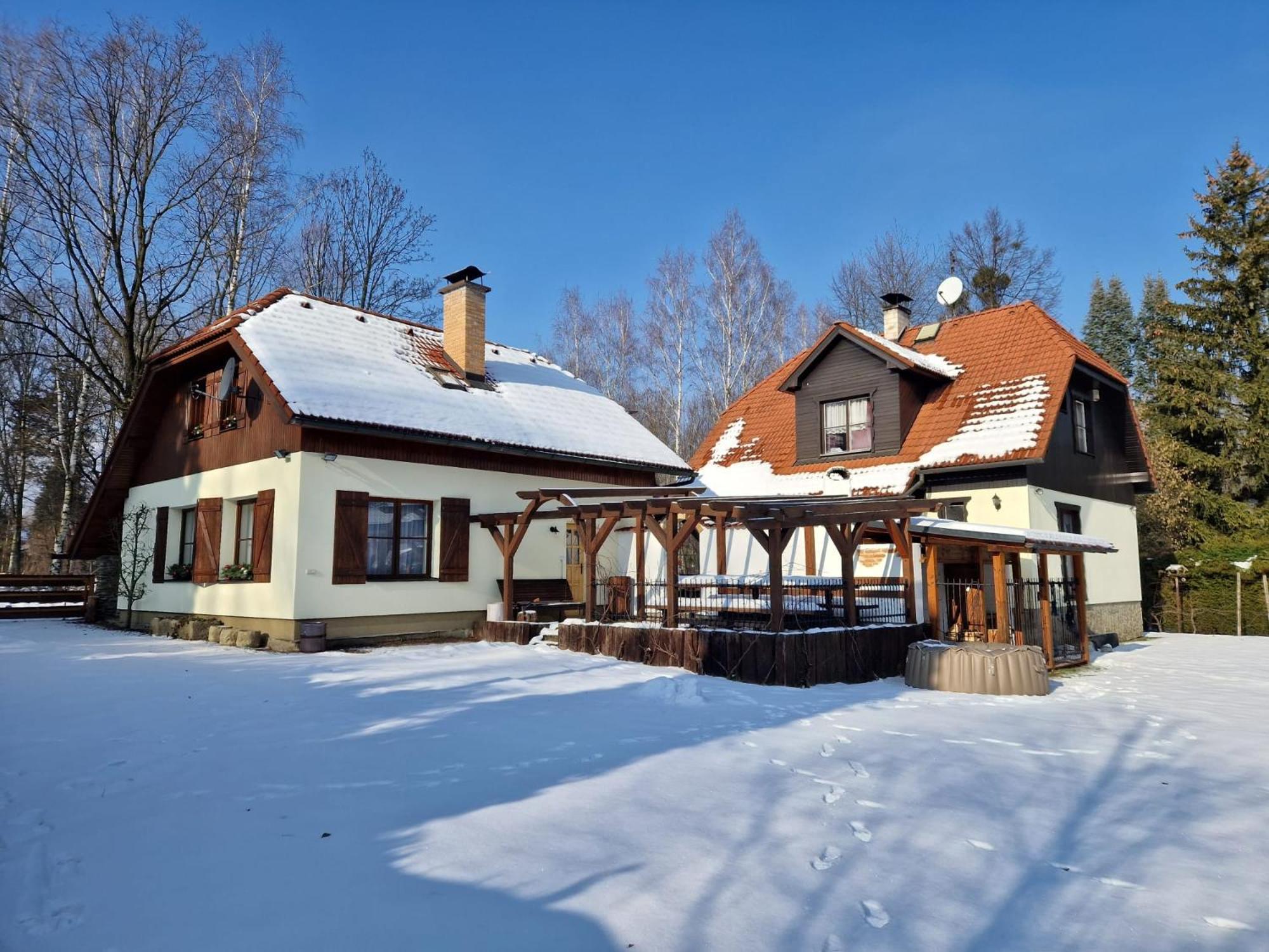 Chaloupka u řeky