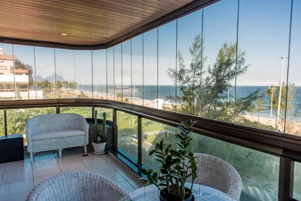 Apt frente ao mar com piscina - Posto 9 Recreio