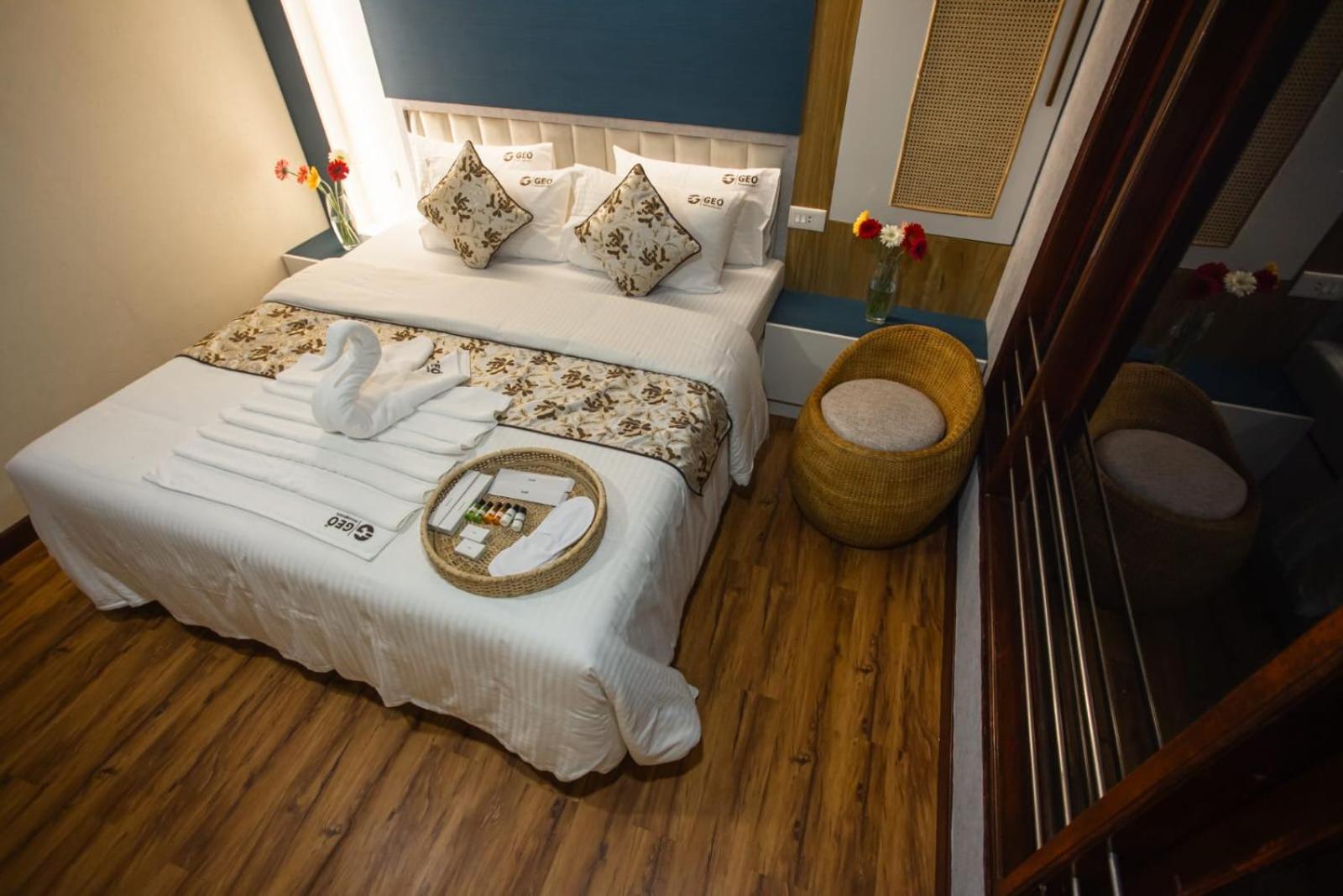 Upper Deck Houseboats