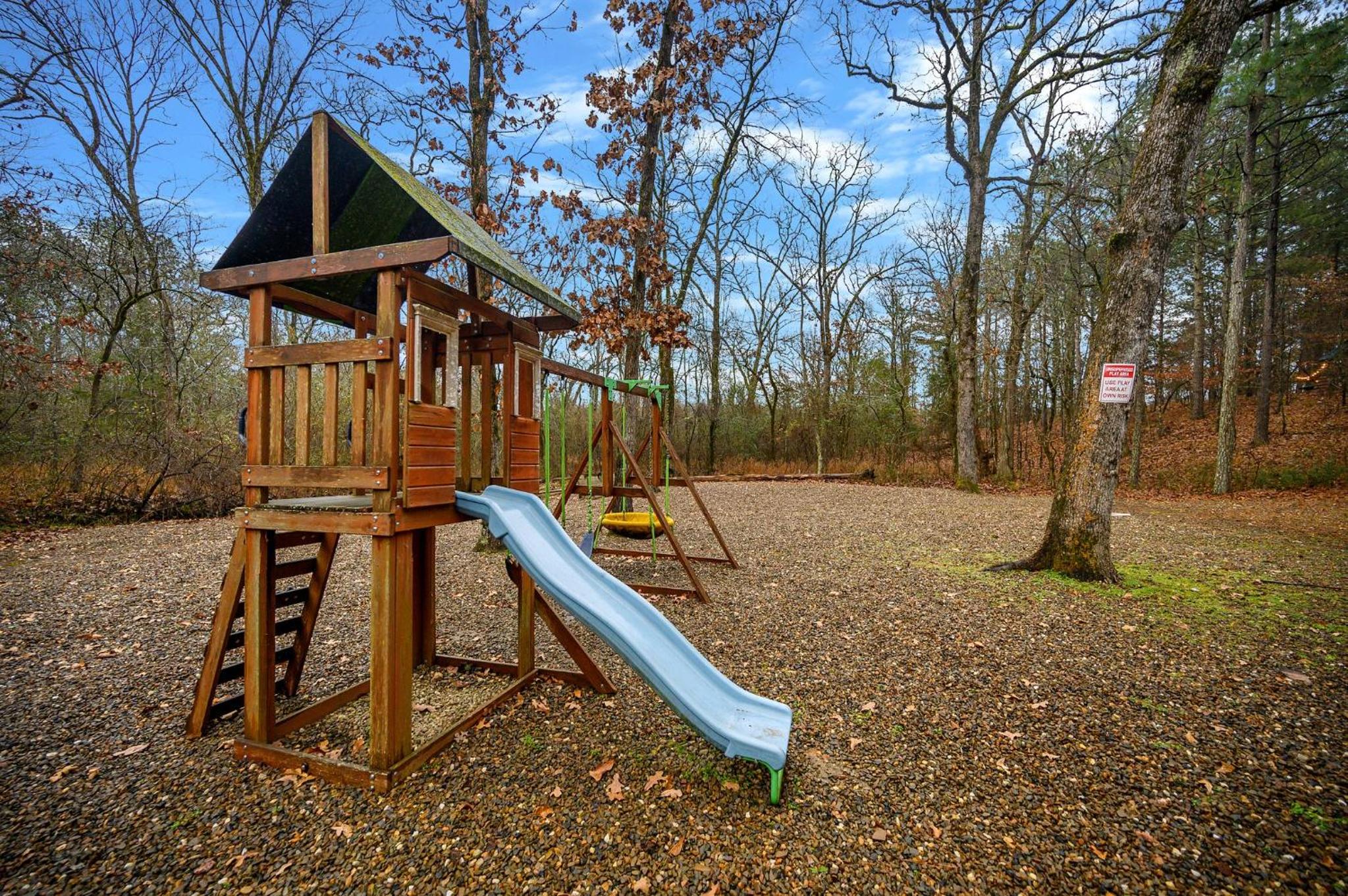 Lazy Daze Lodge - Close to activities and attractions!! view 3