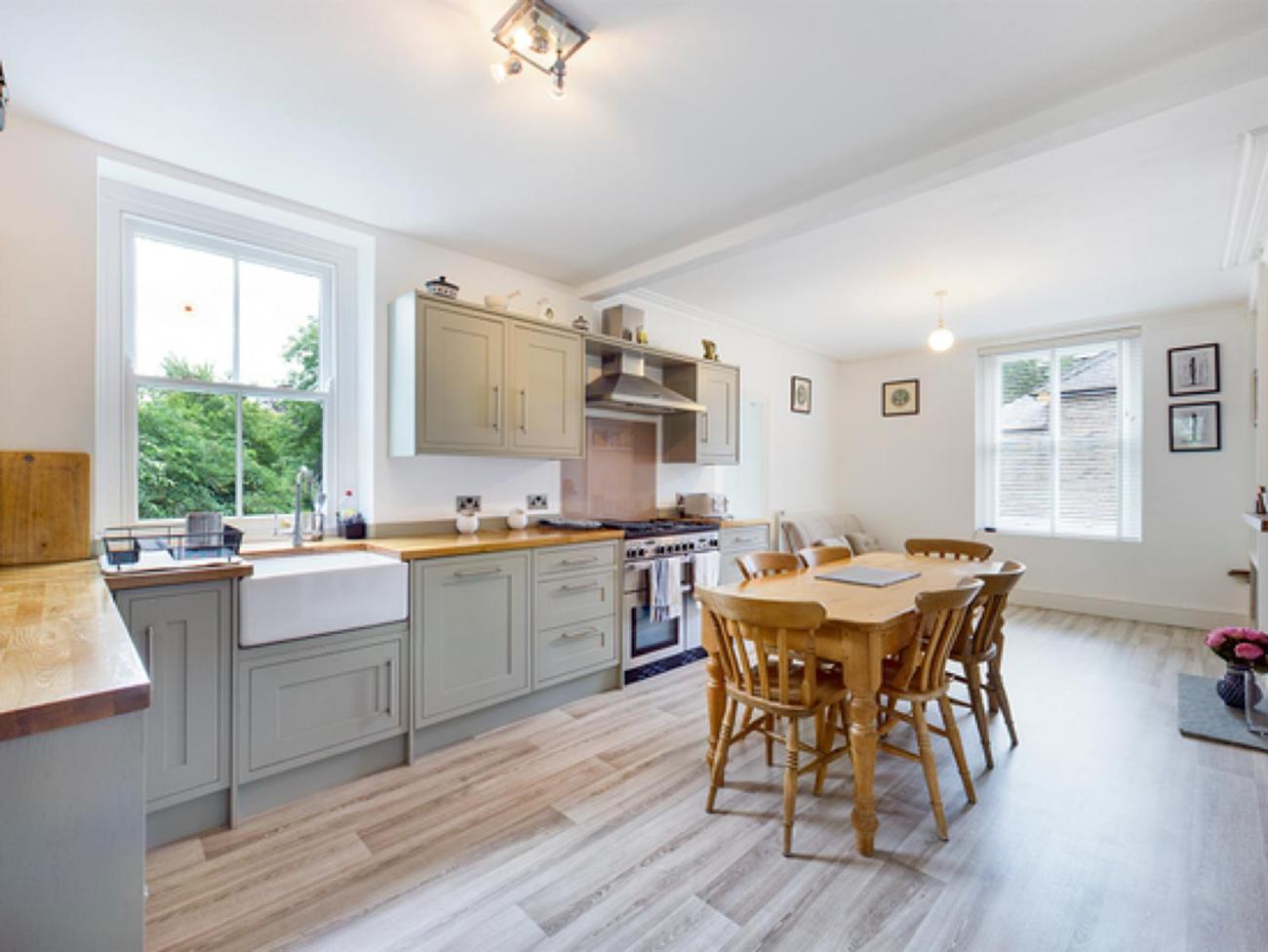 Marrington - Spacious 1st Floor Apartment - Walk to Buxton Centre - Sleeps 6 view 2