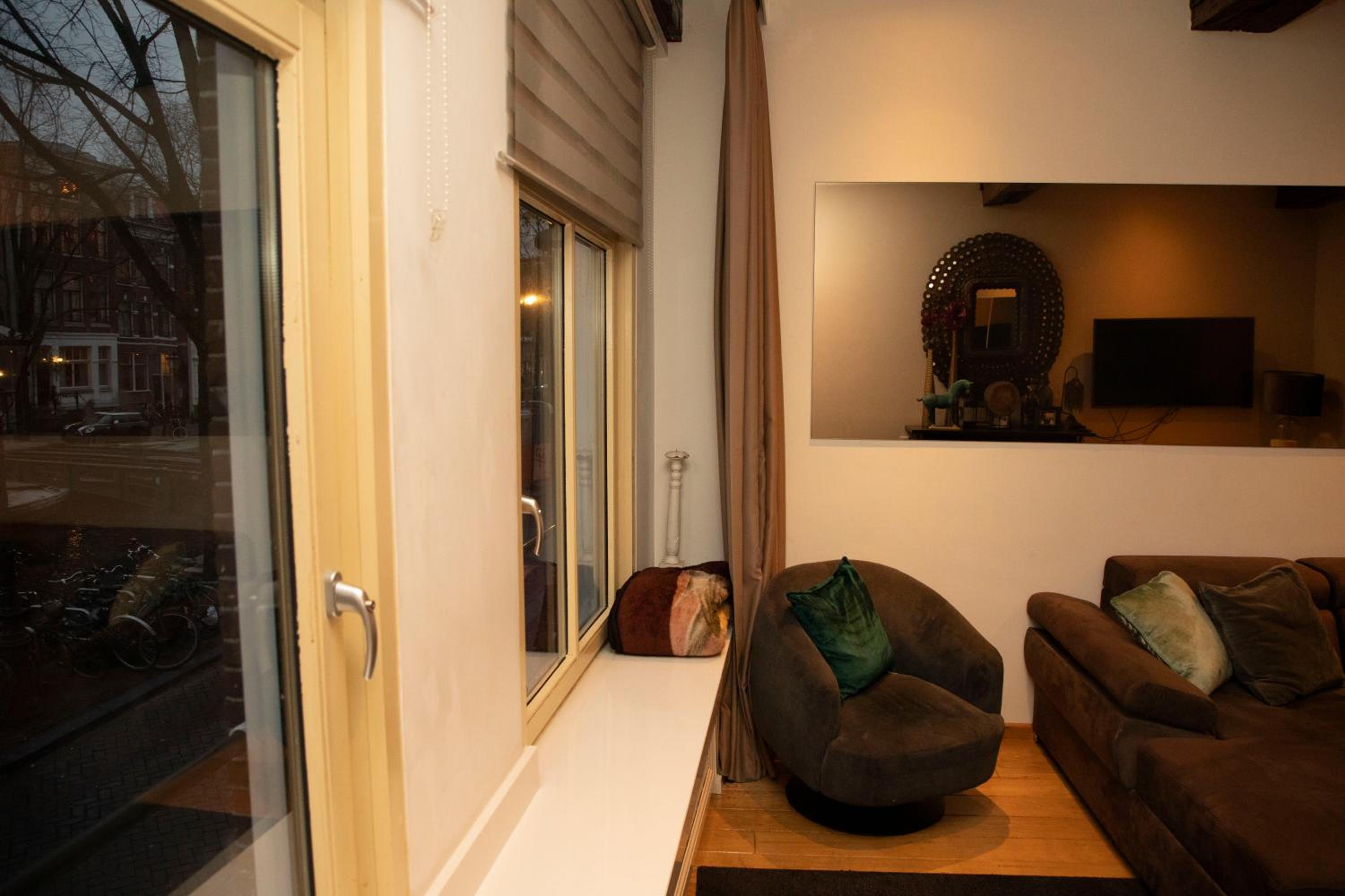 Red light district B & B canal view photo 2
