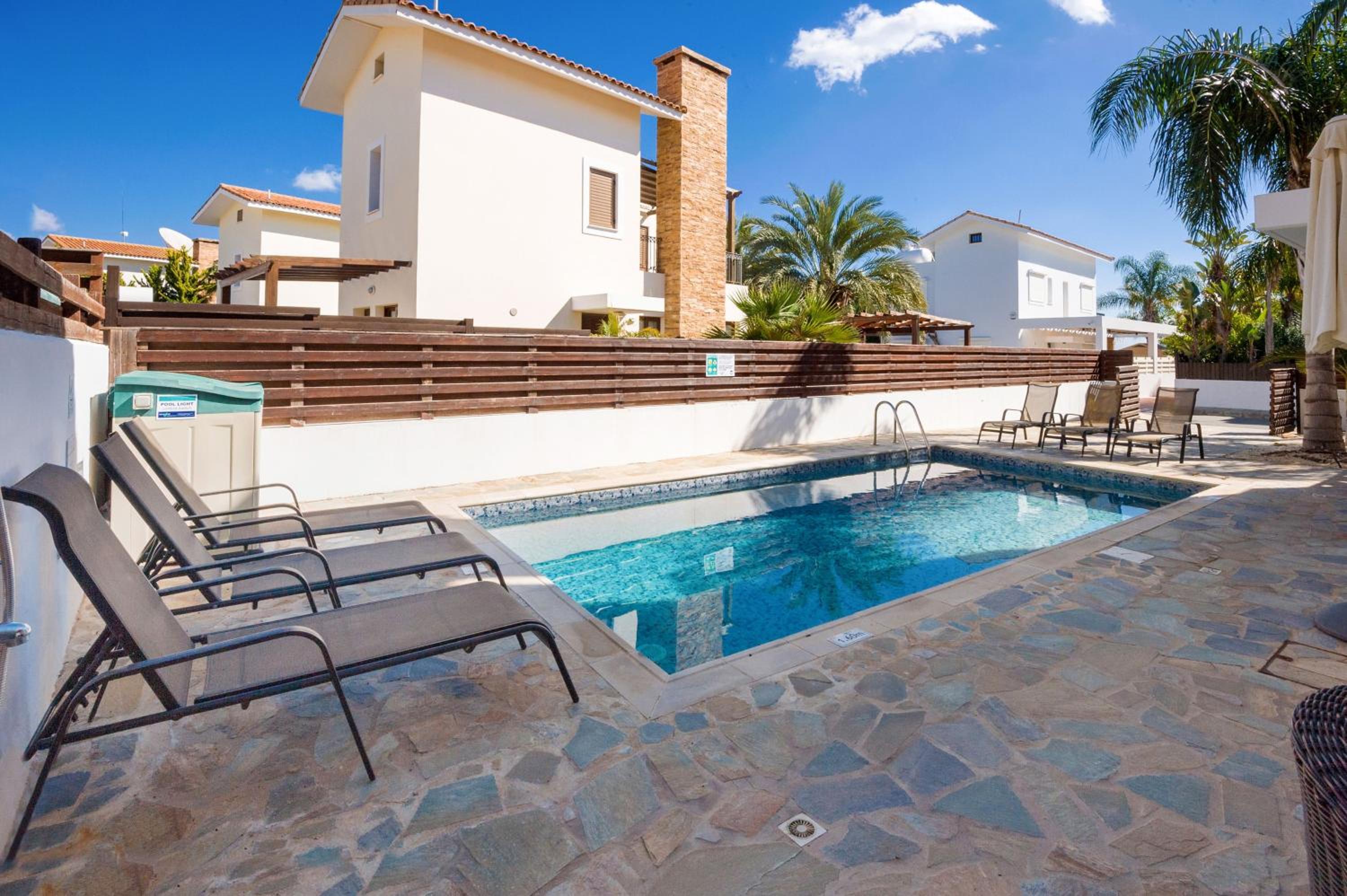 Villa Ioanna - 50m from Med Sea