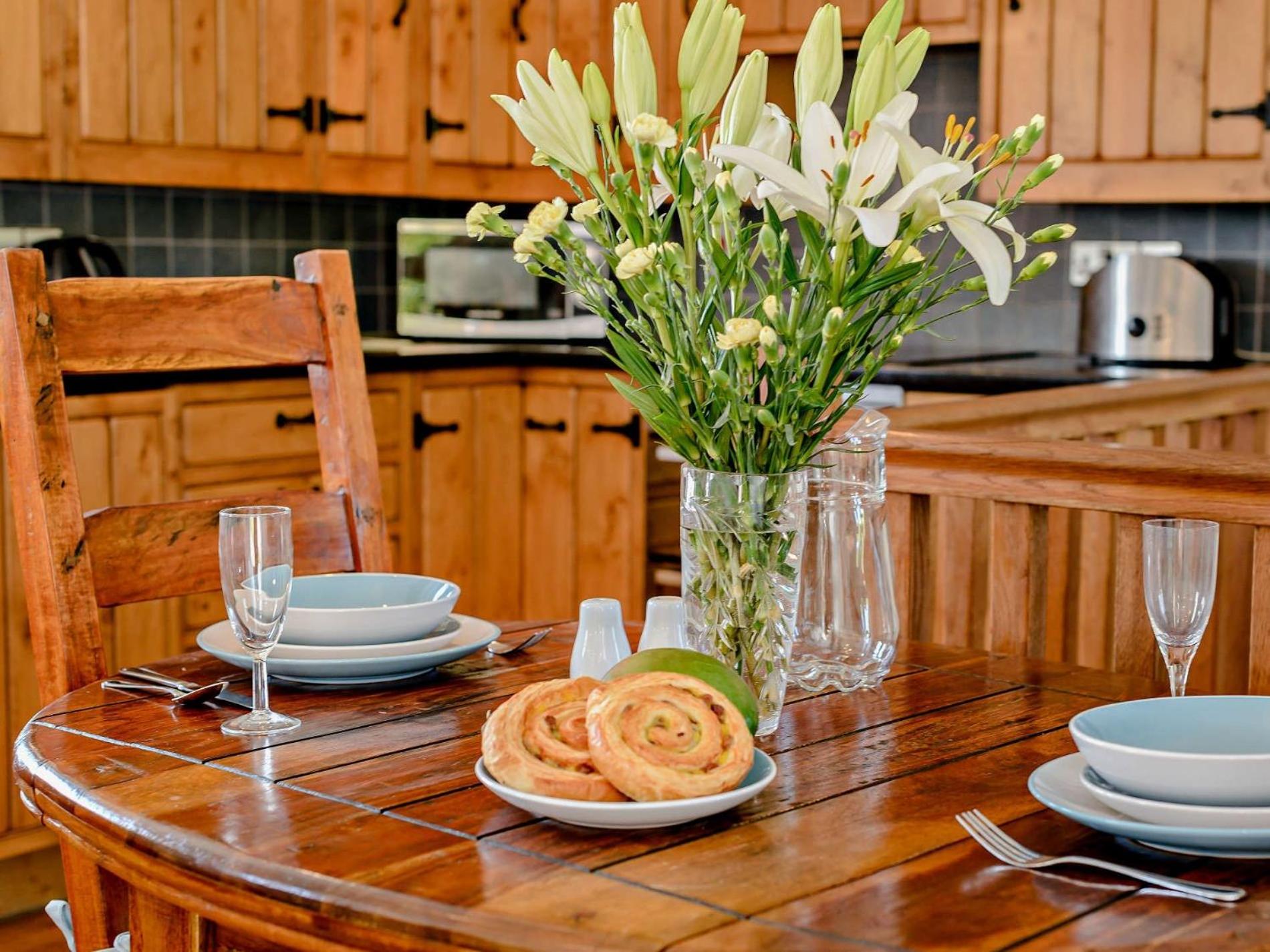 1 Bed in Looe oc-hivie view 3