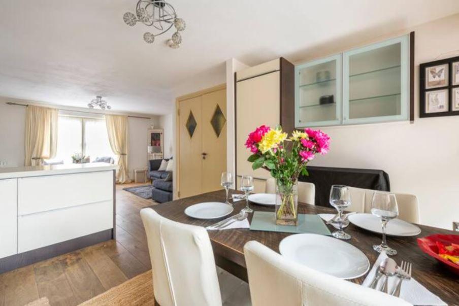 Super Central beautiful Three Bedroom