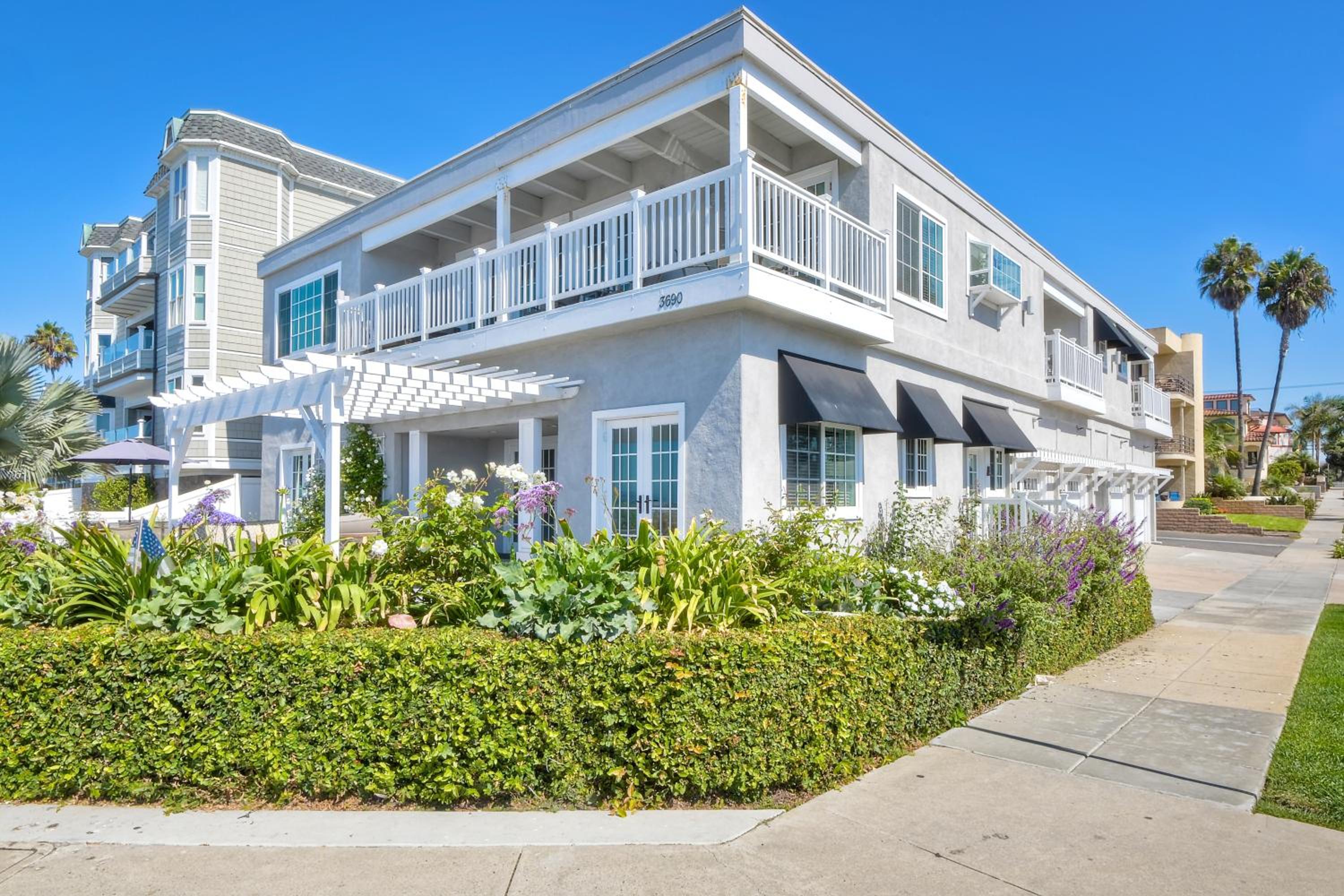 Juniper Beach Entire Home - Sleeps 18 - Oceanfront view 4
