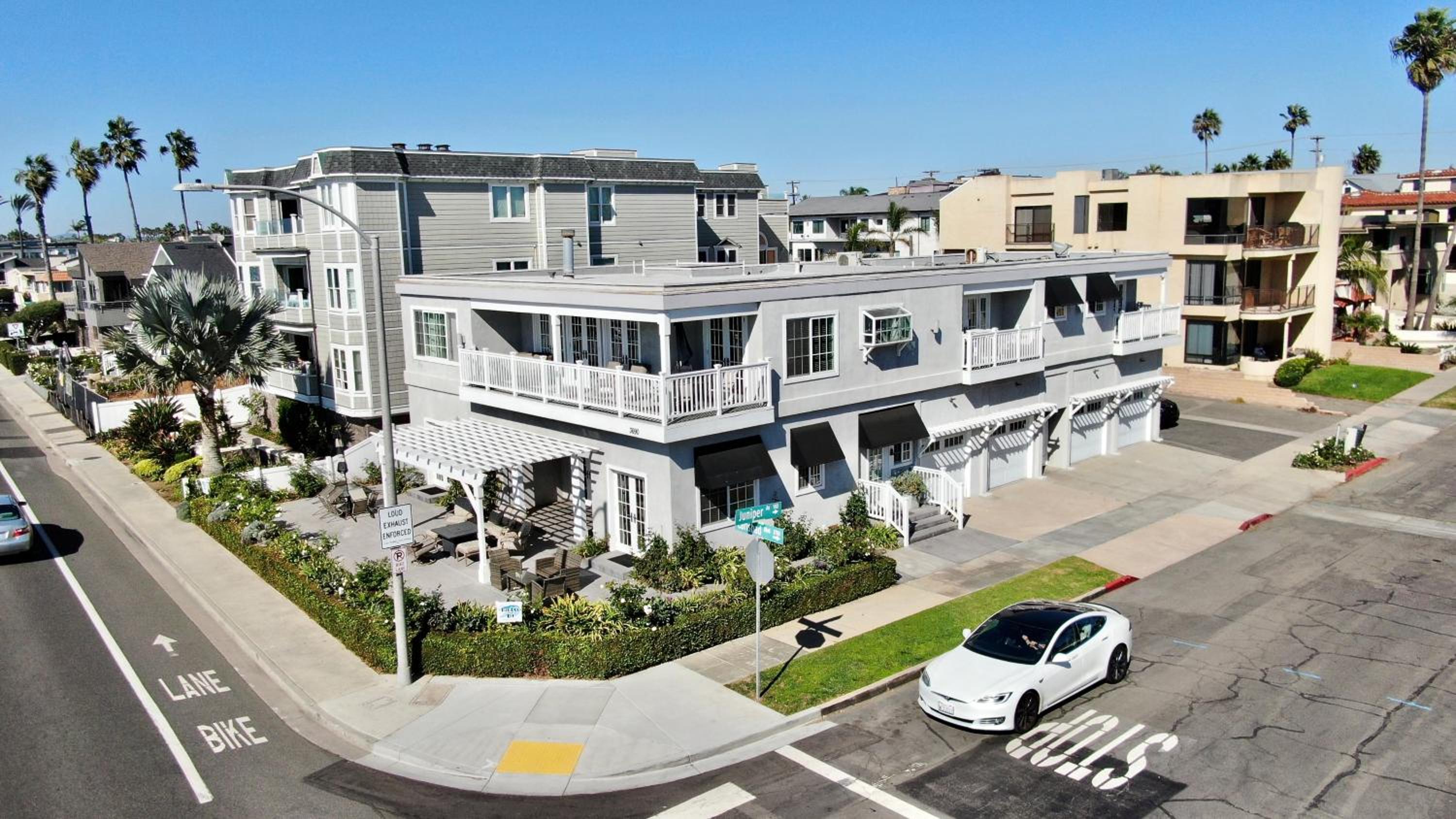 Juniper Beach Entire Home - Sleeps 18 - Oceanfront view 3