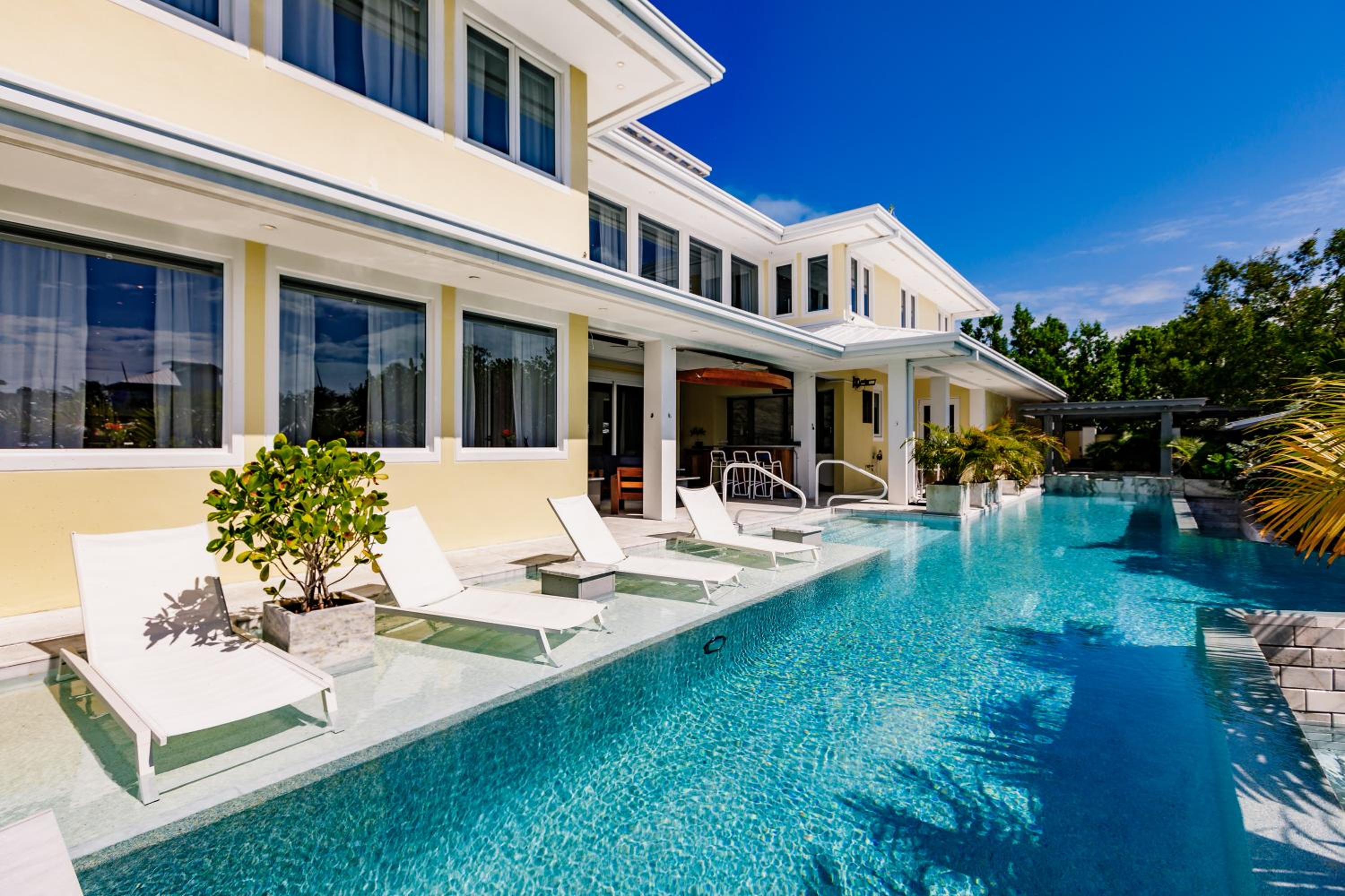 Luxury Villa-60 ft Pool-Jacuzzi-Endless Amenities- view 4