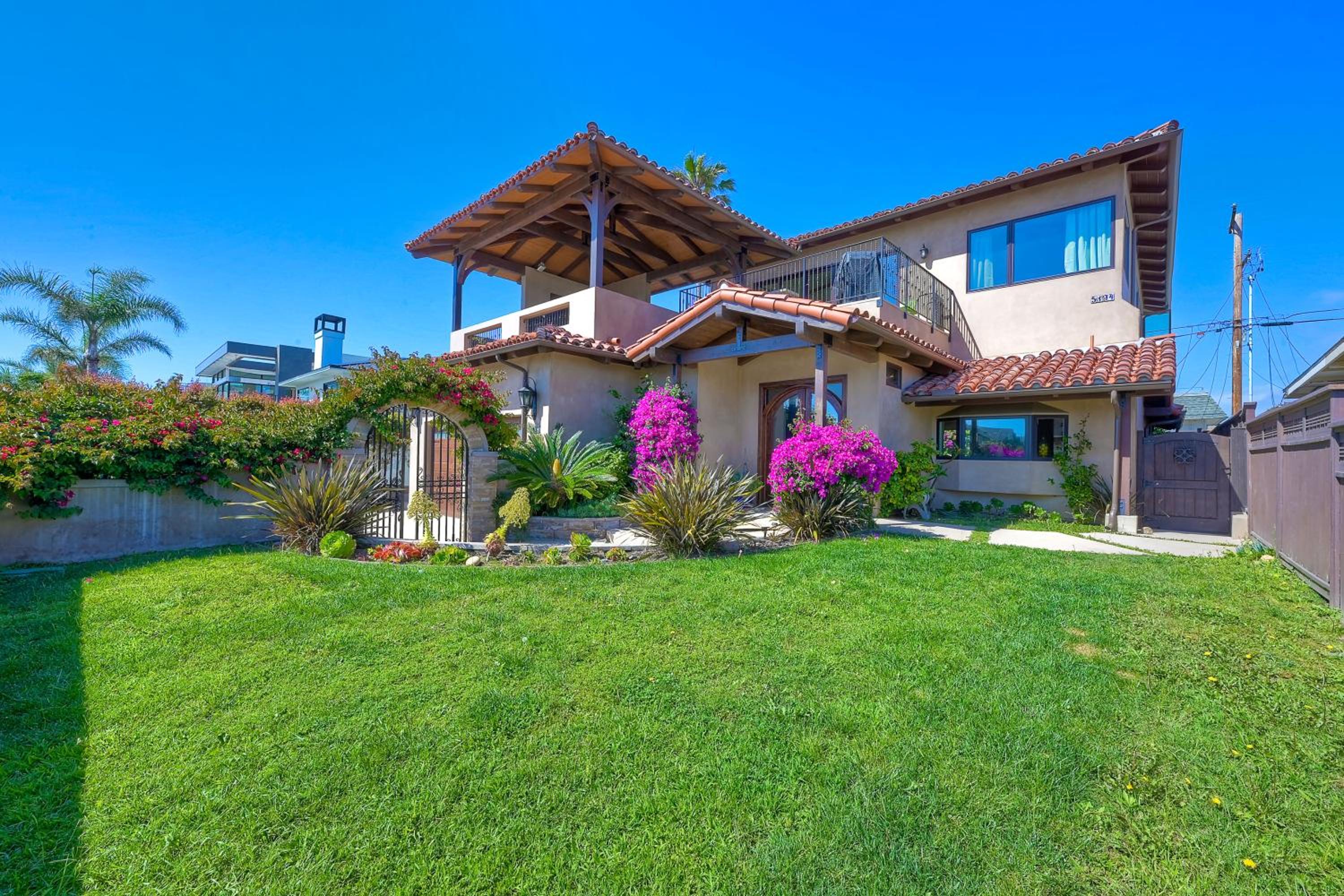 Walk To The Beach - Outdoor Dining - Spacious view 2