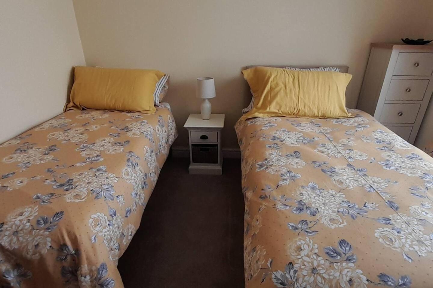 2 Bed House - Sleeps 4 - Pets - Garden - Parking