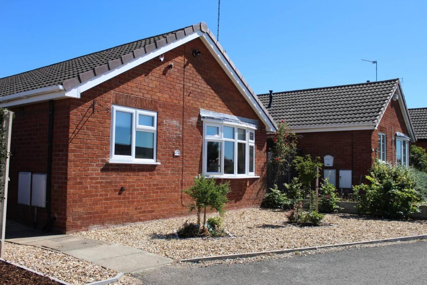 2 Bed House - Sleeps 4 - Pets - Garden - Parking