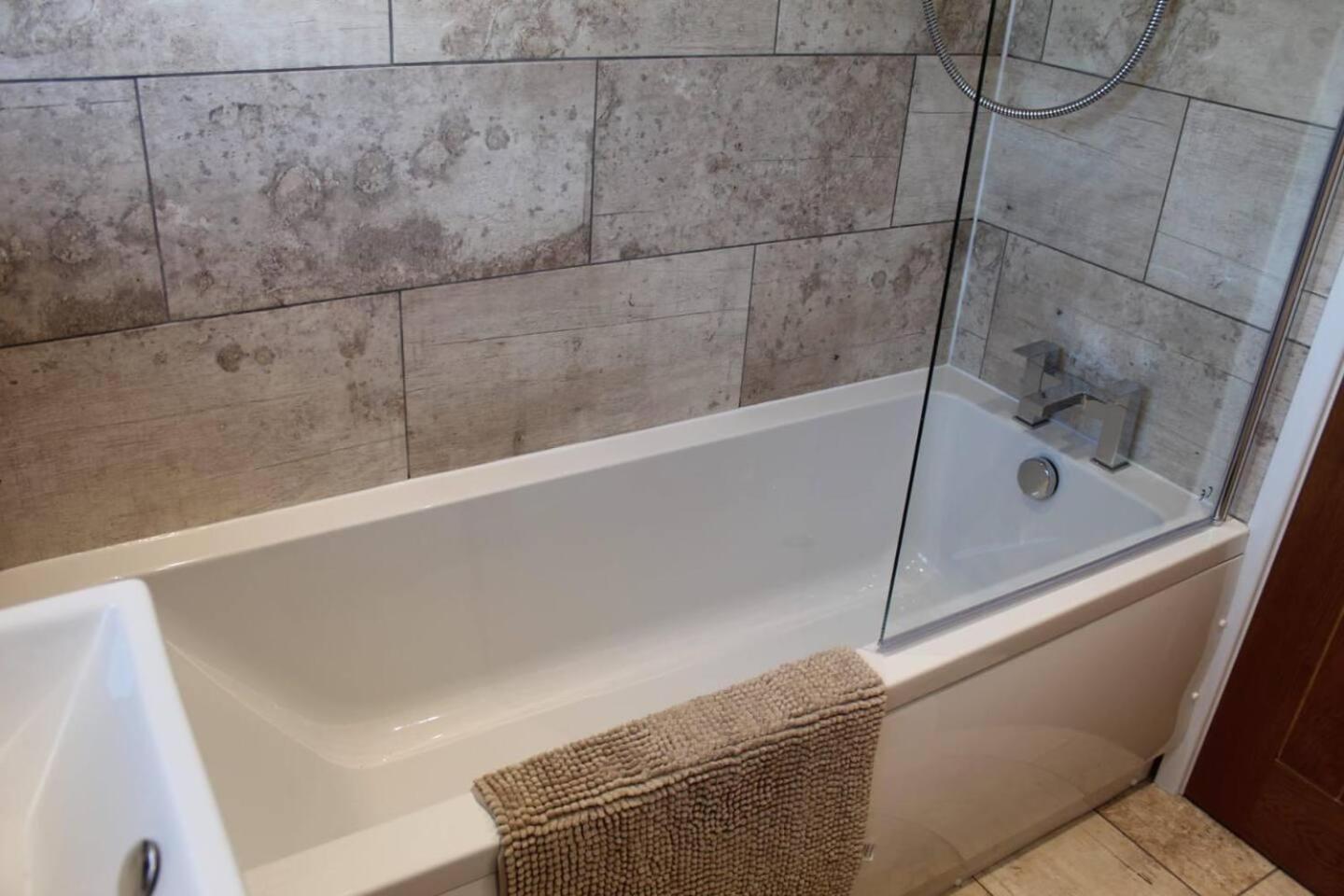 2 Bed House - Sleeps 4 - Pets - Garden - Parking