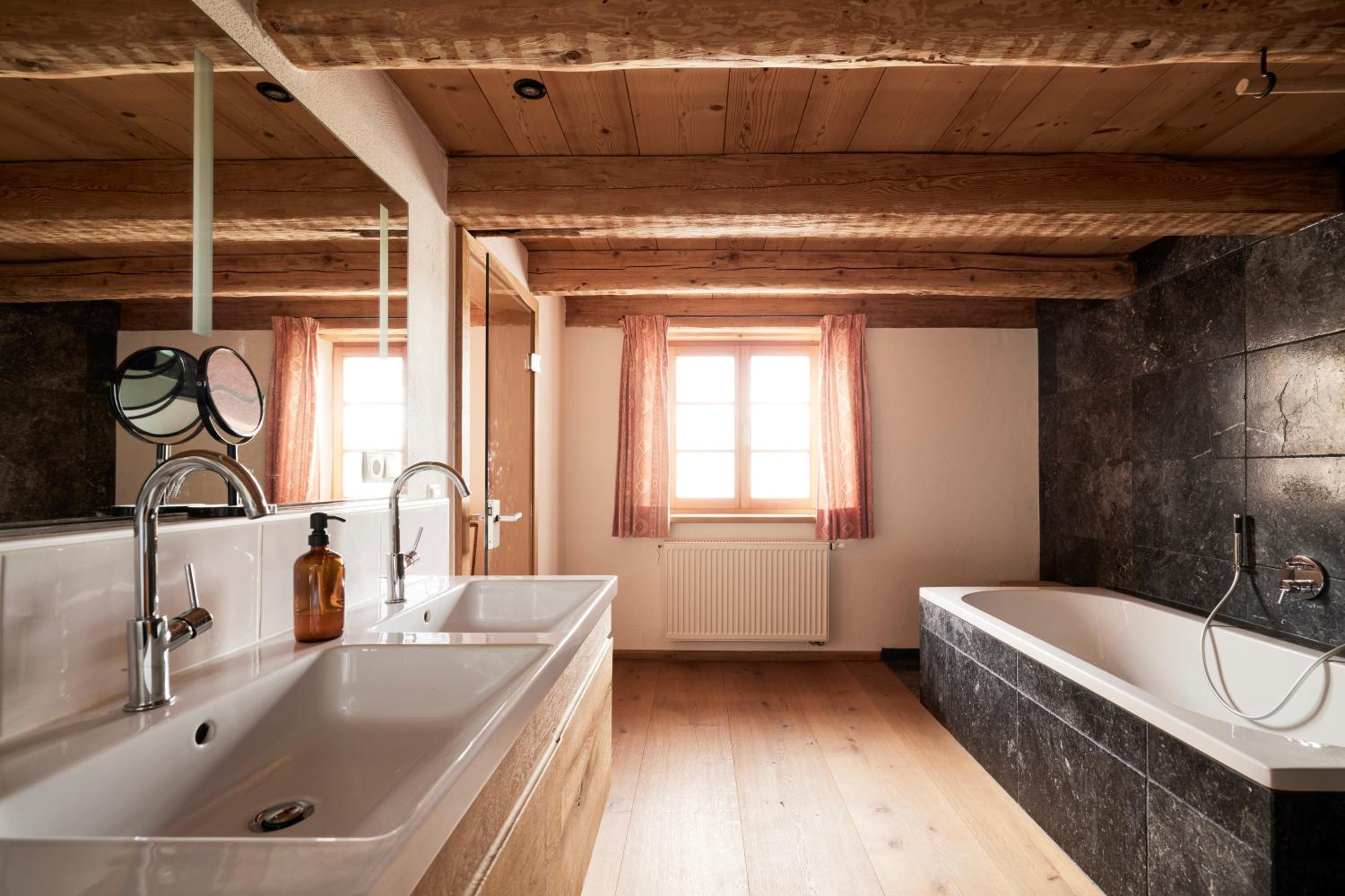 Villa Tegernsee - Exclusive Lakefront Villa with private Zirben Sauna, 4 Rooms for Family & Friends