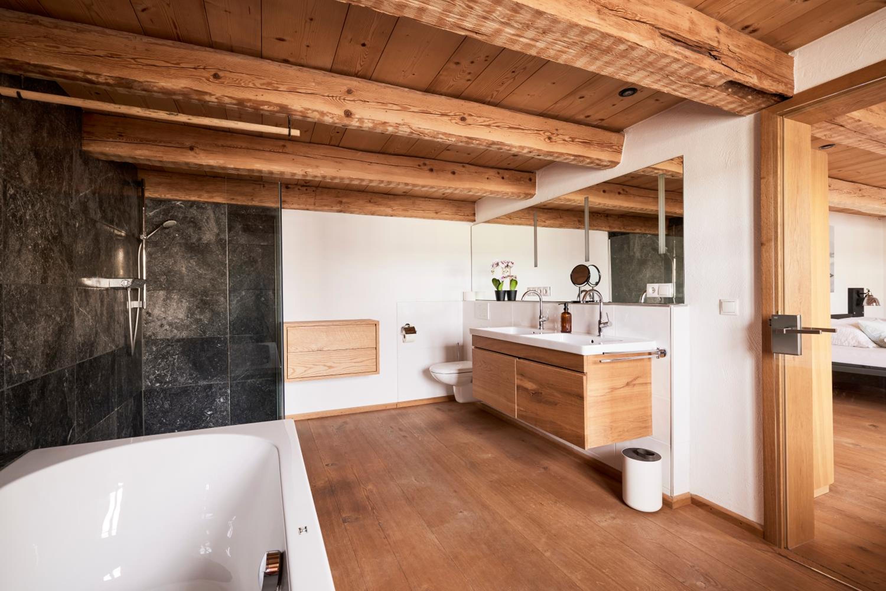 Villa Tegernsee - Exclusive Lakefront Villa with private Zirben Sauna, 4 Rooms for Family & Friends